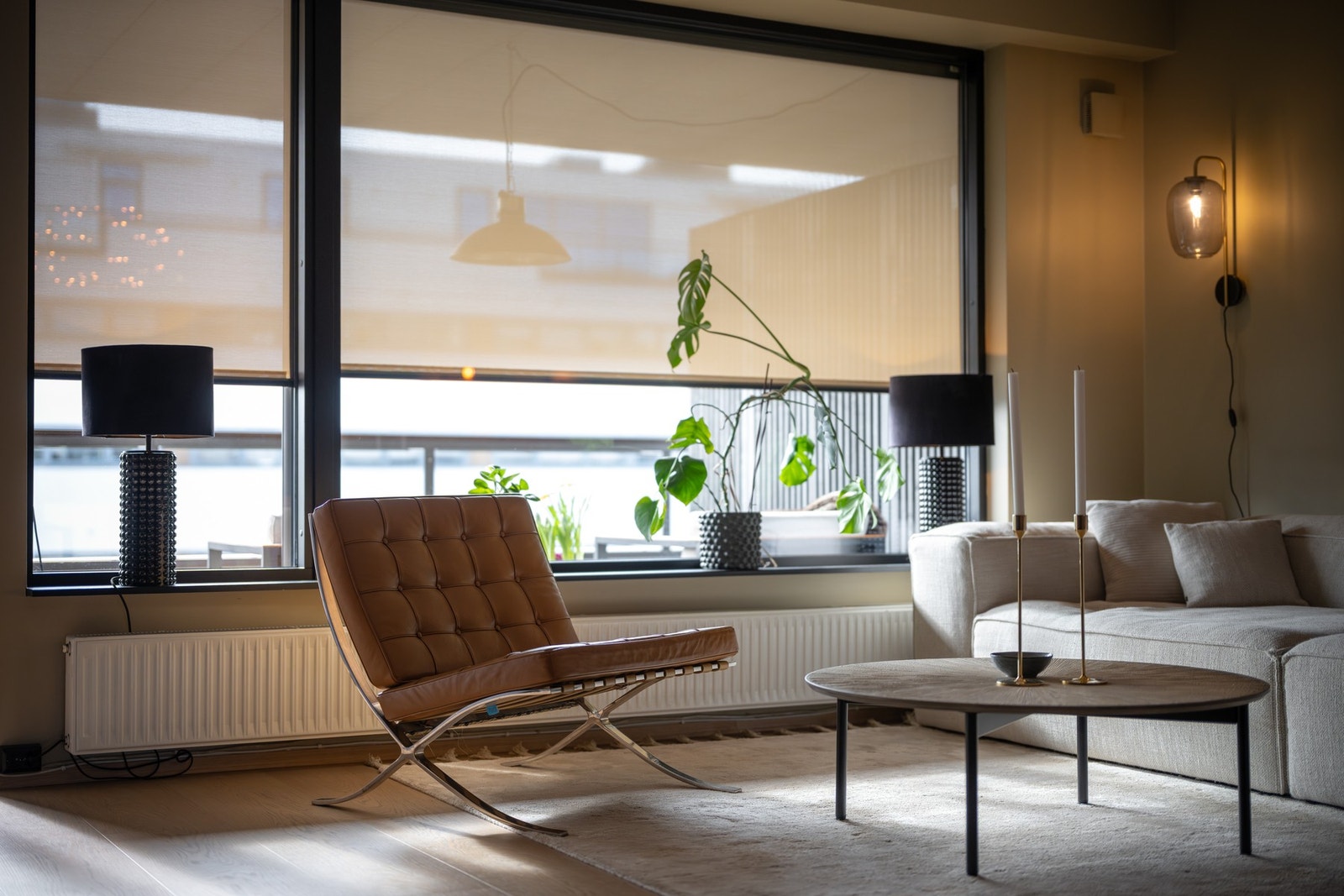 Vinduene har elektrisk solskjerming som kan benyttes om du ønsker det svalere innvendig når solen står på sitt sterkeste. Galleribilde