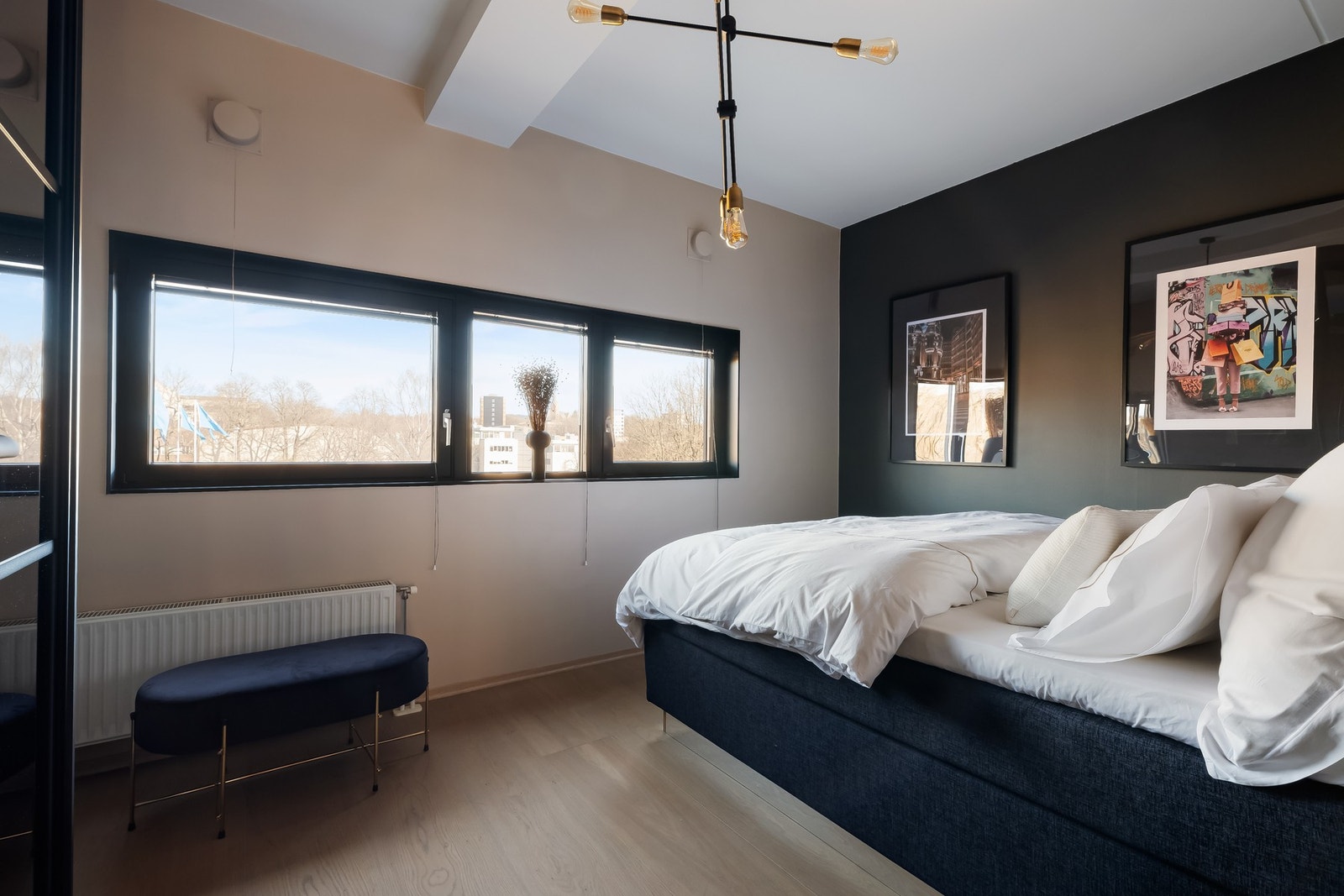 God plass til dobbeltseng og nattbord. Galleribilde