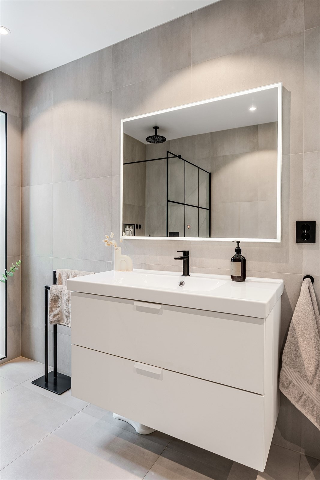 Flott baderomsinnredning fra IKEA på bad i 2.etasje Galleribilde