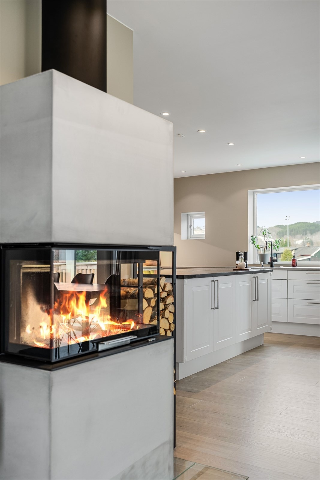 I tillegg til vedfyring har boligen varmepumpe og elektrisk oppvarming Galleribilde