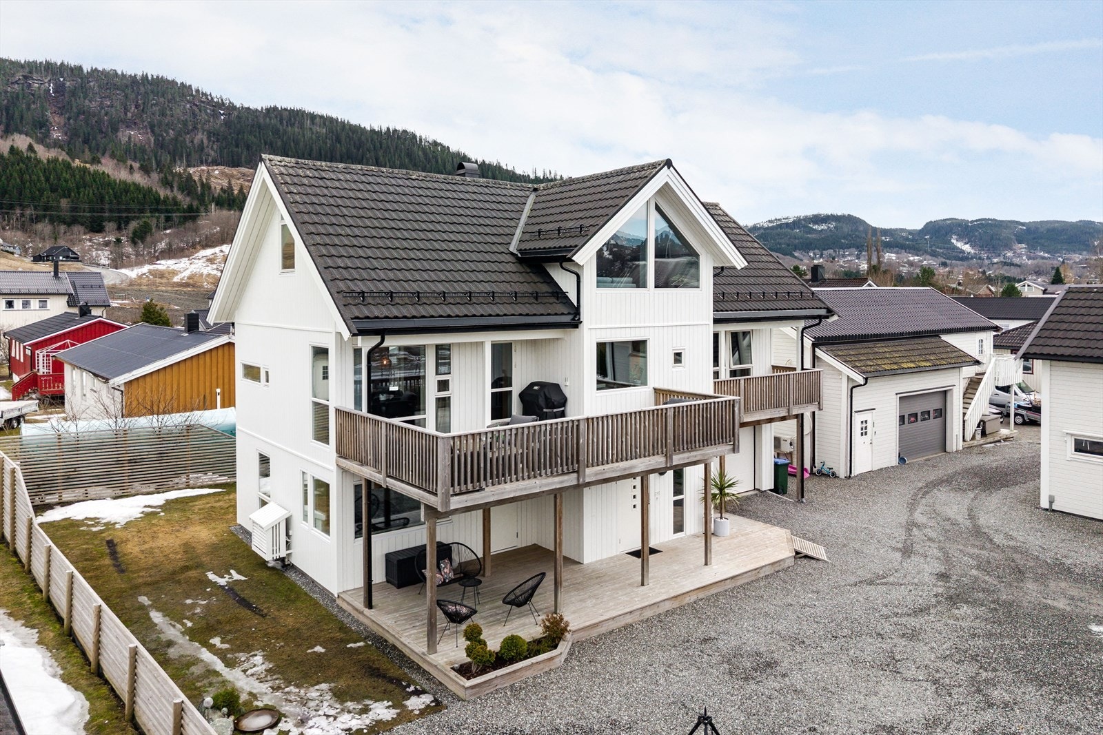 Flott opparbeidet uteområde med platting, gjerde og hekk rundt tomta fra 2022. Galleribilde