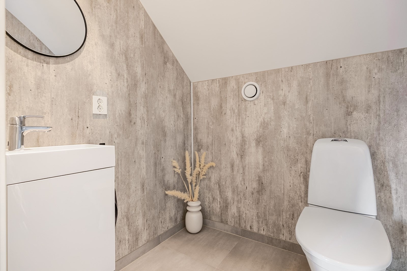 Toalettrom på loftet fra Viktingbad. Galleribilde