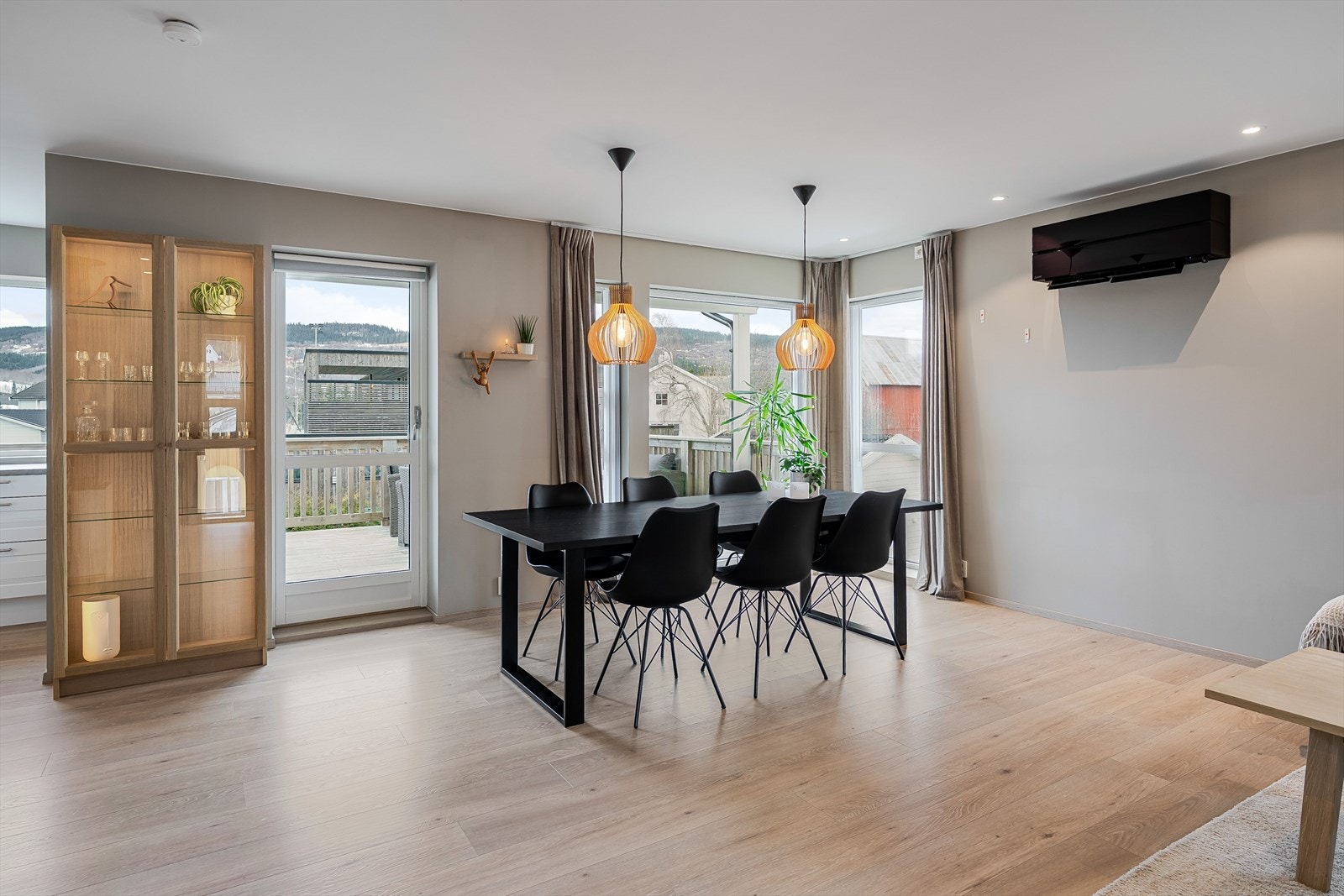 Stue og kjøkken på ca 49,5 kvm gir gode møbleringsmuligheter! Foran utgang til terrasse er det plass til en stor spisegruppe for hele familien! Galleribilde