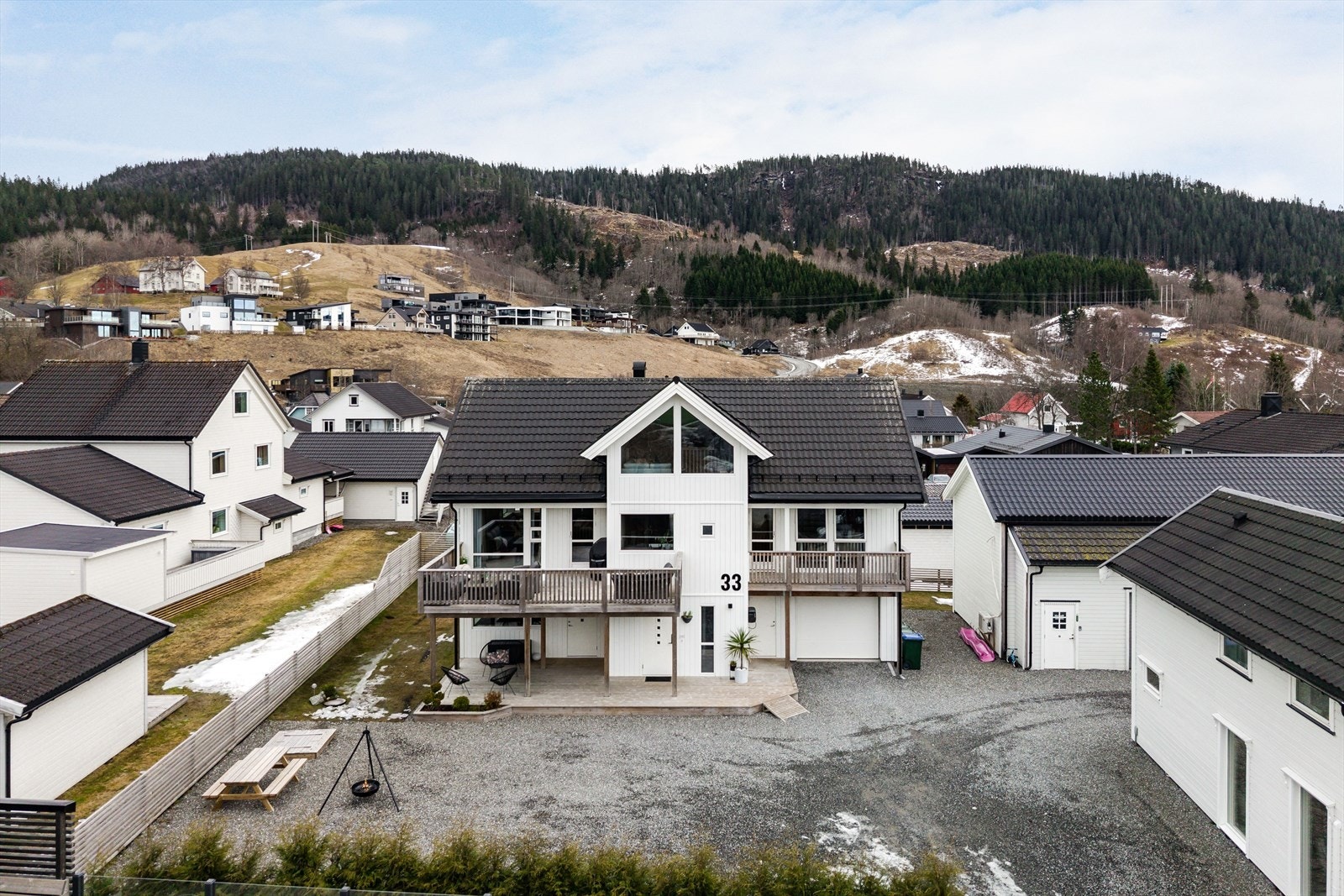 Velkommen til Kleivamoen 33 - en nydelig enebolig fra 2020 med utleiehybel (Foto v/Halseth, husfoto) Galleribilde