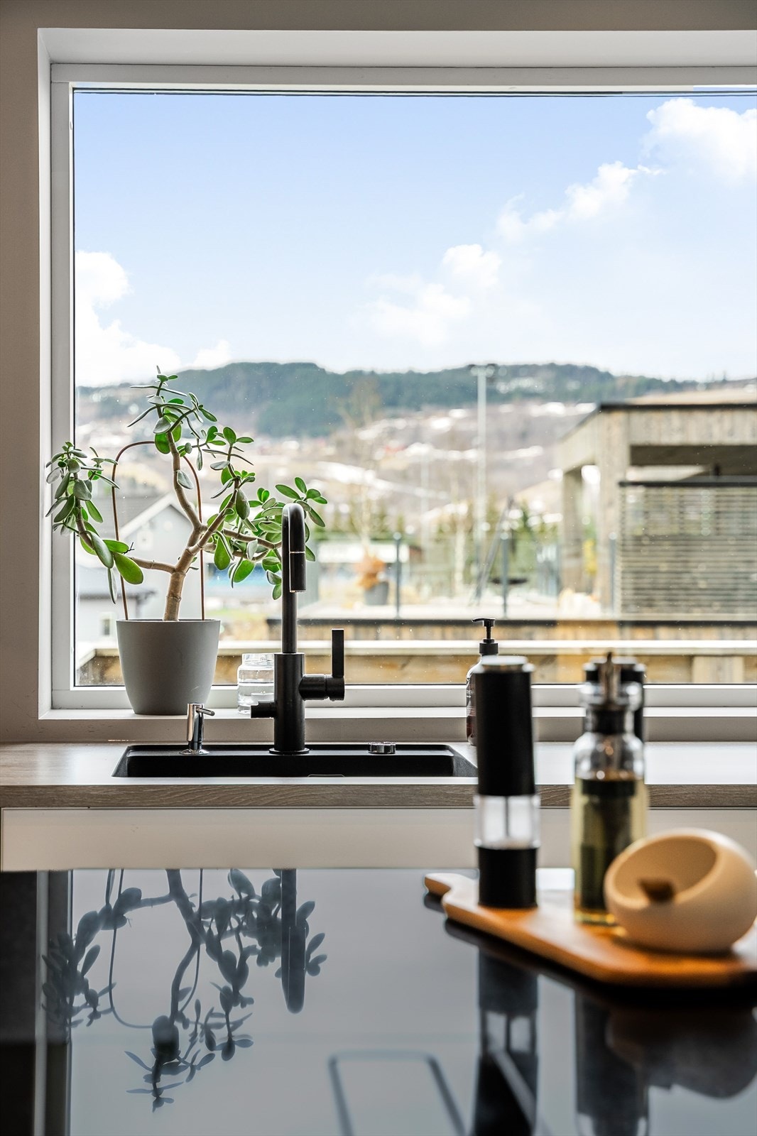 Stilrent kjøkken utstyrt med moderne platetopp fra Røroshetta med integrert ventilator! Galleribilde