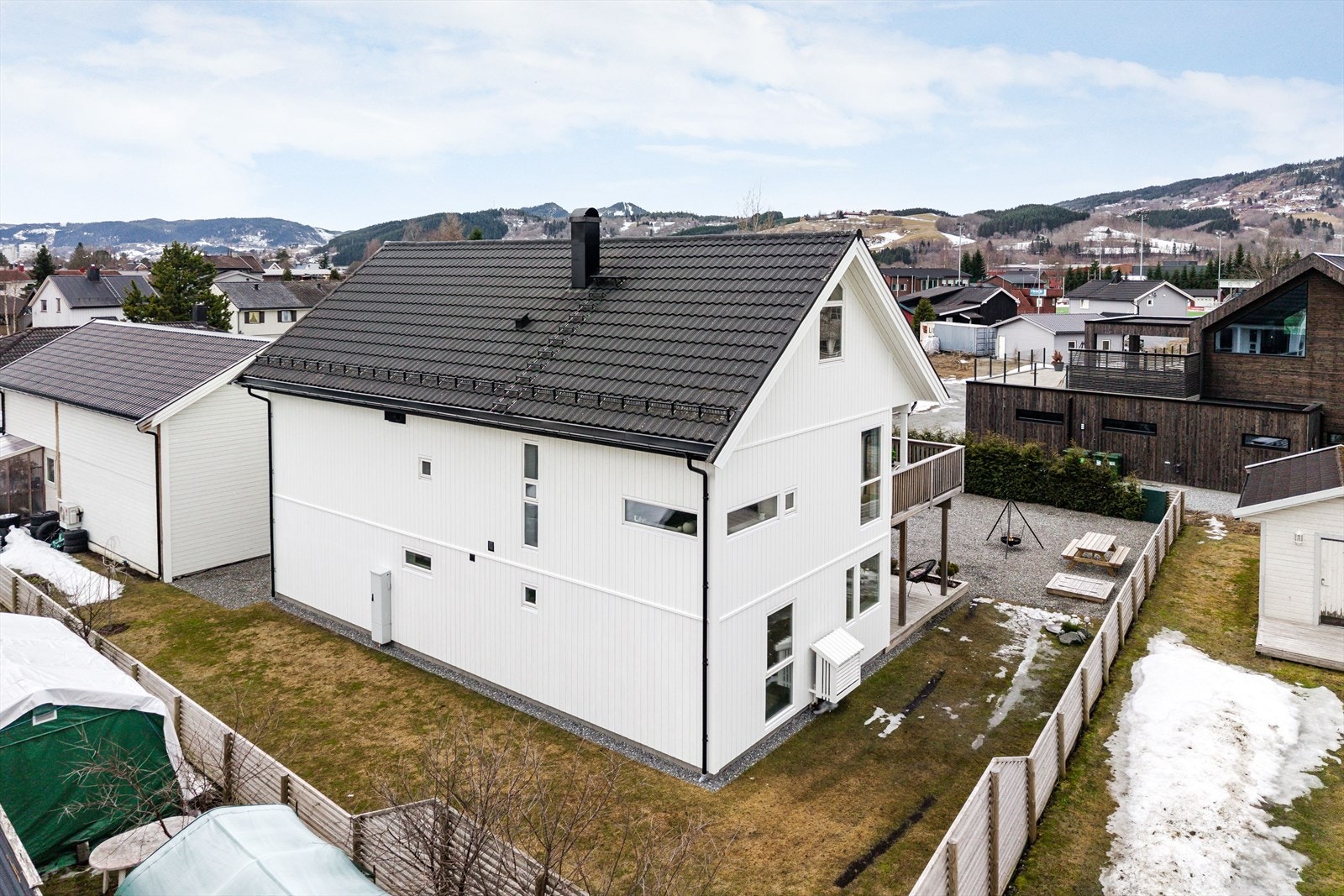 Fra eiendommen er det kort vei til Orkdalsbanken stadion, bussforbindelser, turområder, butikker, barnehager og skoler Galleribilde