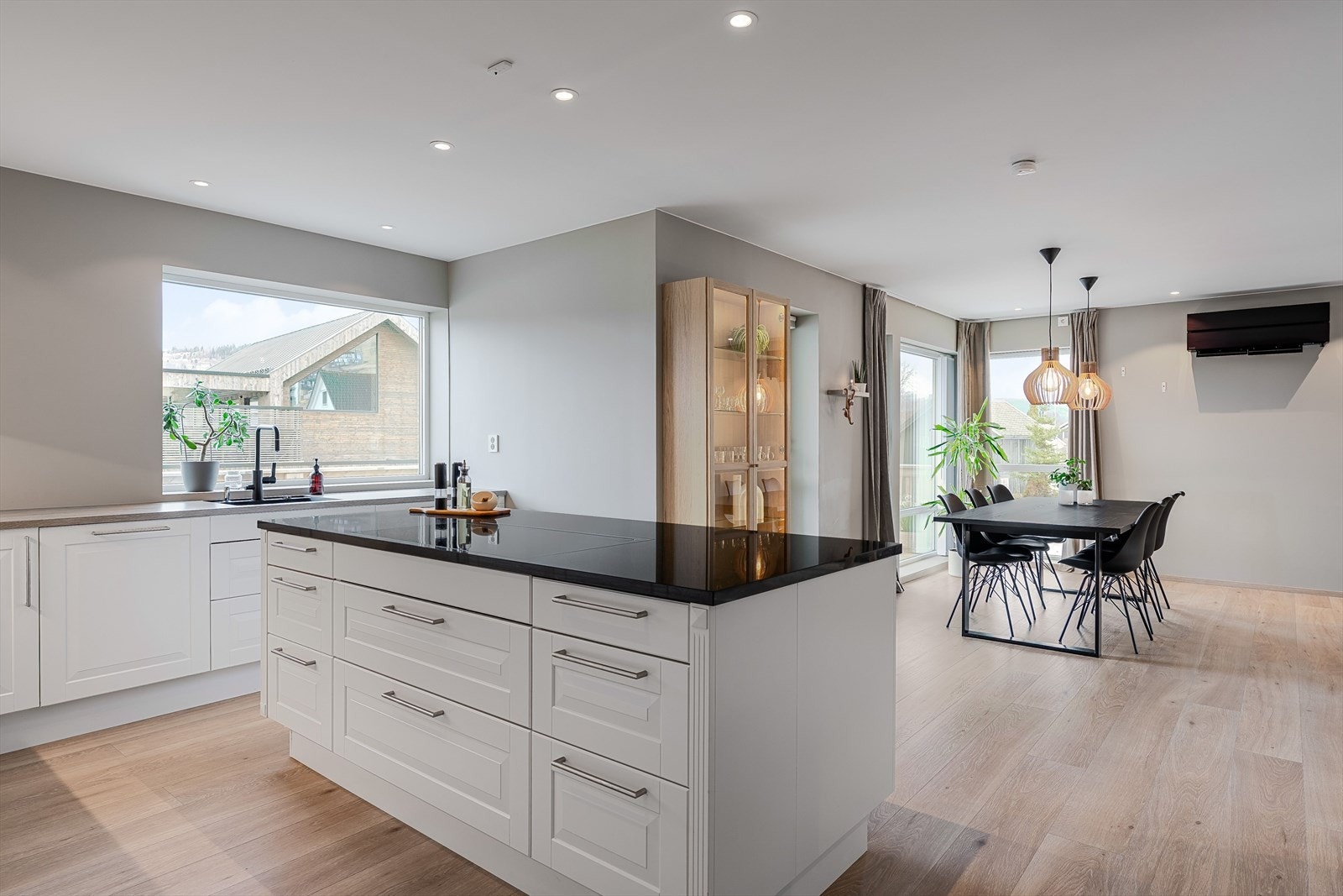 Benkeplate i laminat er byttet i 2025 Galleribilde