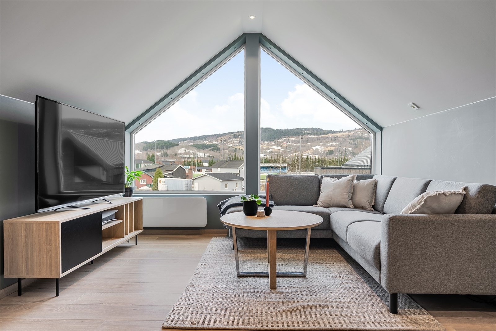 1-stavs laminat på gulv og downlights i tak på stue på loft. Perfekt for deg som ønsker en ekstra stue! Galleribilde