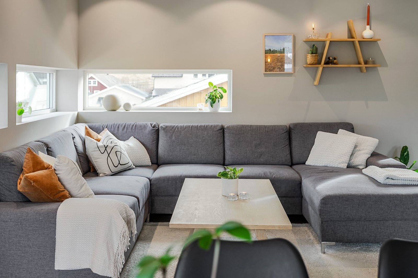 Moderne stue med god romfølelse, godt med lysinnslipp og gjennomgående god standard! Perfekt for både avslapping og sosialt. Galleribilde