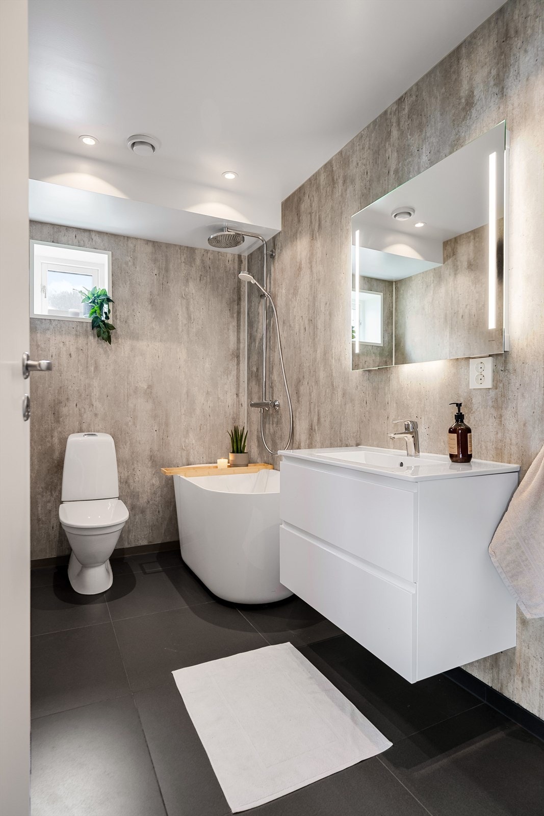 Bad i utleiehybel med innredning fra Vikingbad. Opplegg for vaskemaskin. Galleribilde