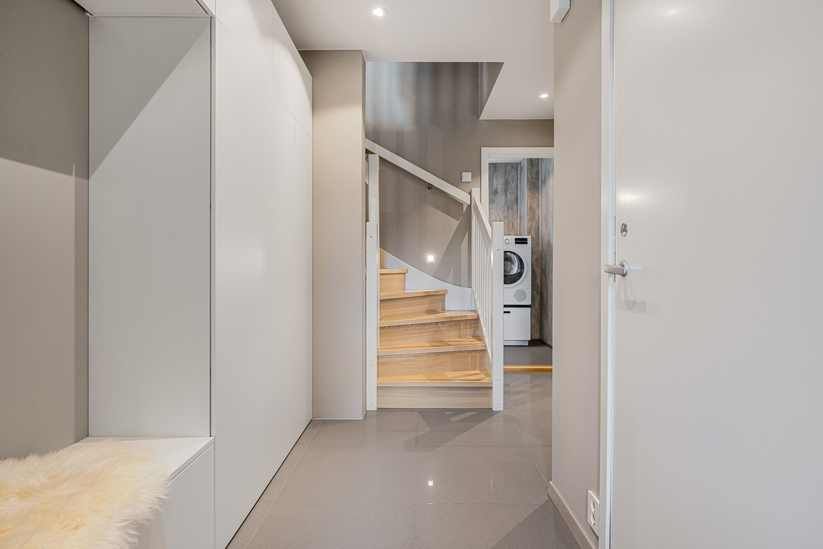 Ved inngangspartiet kommer du inn til en hall med god skap- og benkeplass! Galleribilde