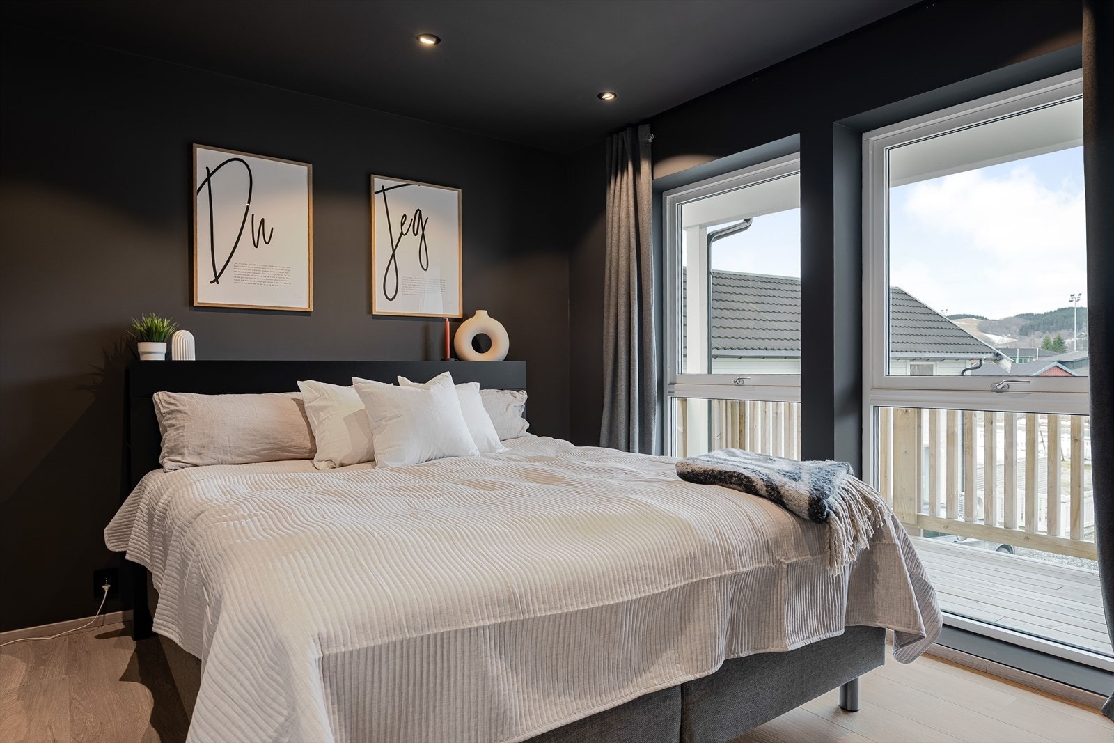 Soverom med garderobeskap og egen terrasse Galleribilde