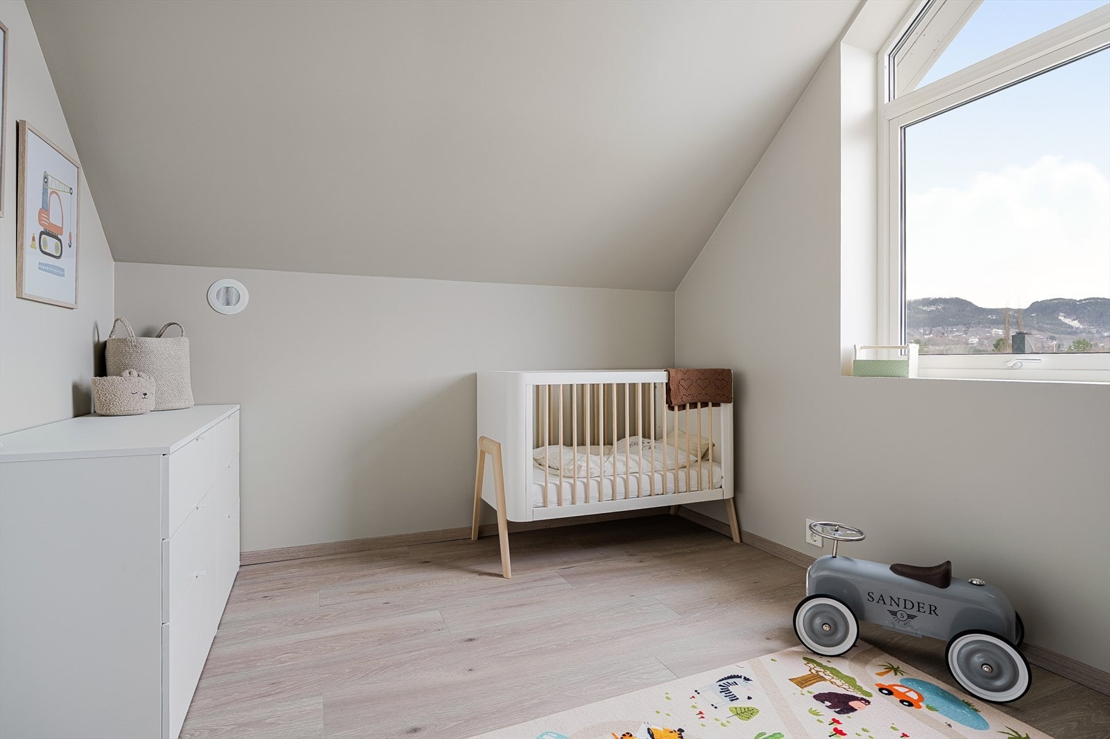 Soverommene på loft har store og flotte vinduer som gir et nydelig lysinnslipp og skaper en eksklusiv og behagelig romfølelse. Galleribilde