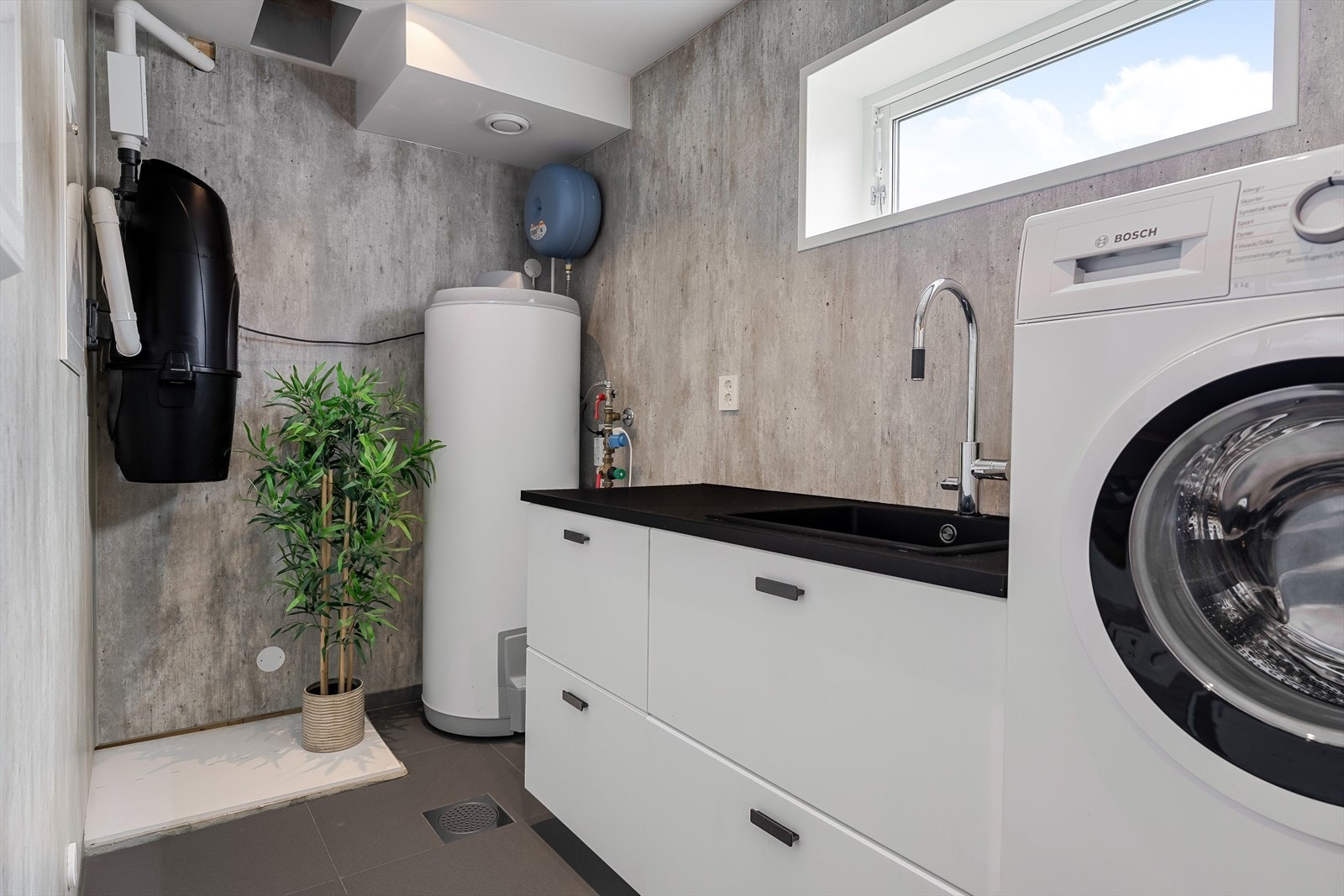 I tillegg til badet har hoveddelen vaskerom, samt et toalettrom på loftet fra Vikingbad Galleribilde