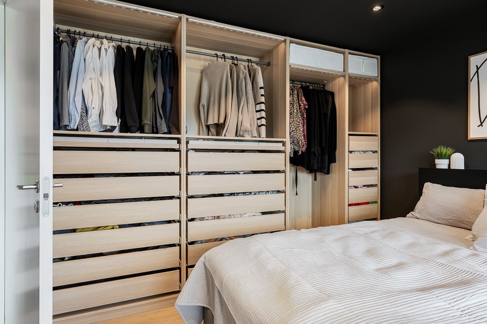 Soverom med flott garderobe-løsning fra PAX IKEA. Galleribilde