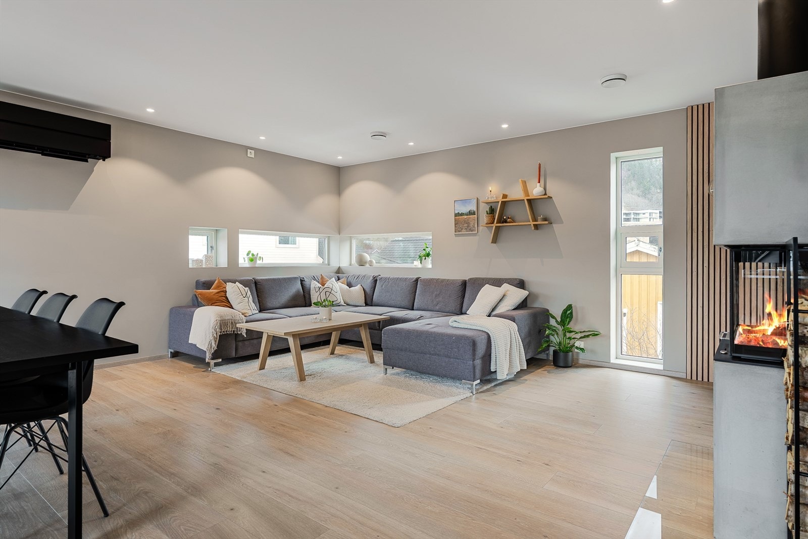 Luftig og fin stue med downlights i tak og laminat på gulv Galleribilde