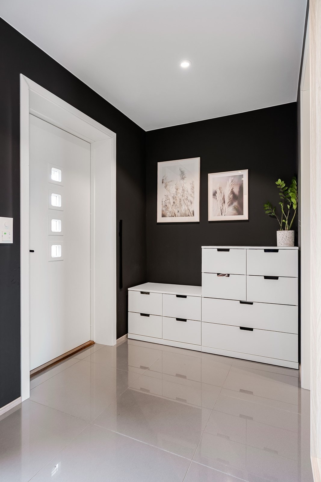 Romslig entré med plass til oppbevaring for klær og sko Galleribilde