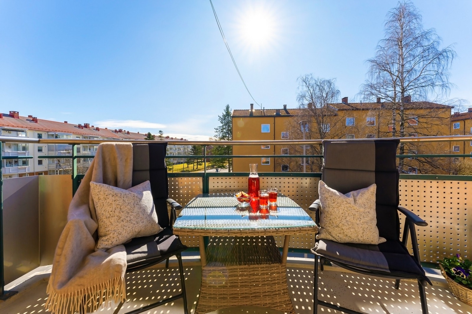 Leiligheten ligger usjenert til med gode solforhold og hyggelig utsyn over nærområdet Galleribilde