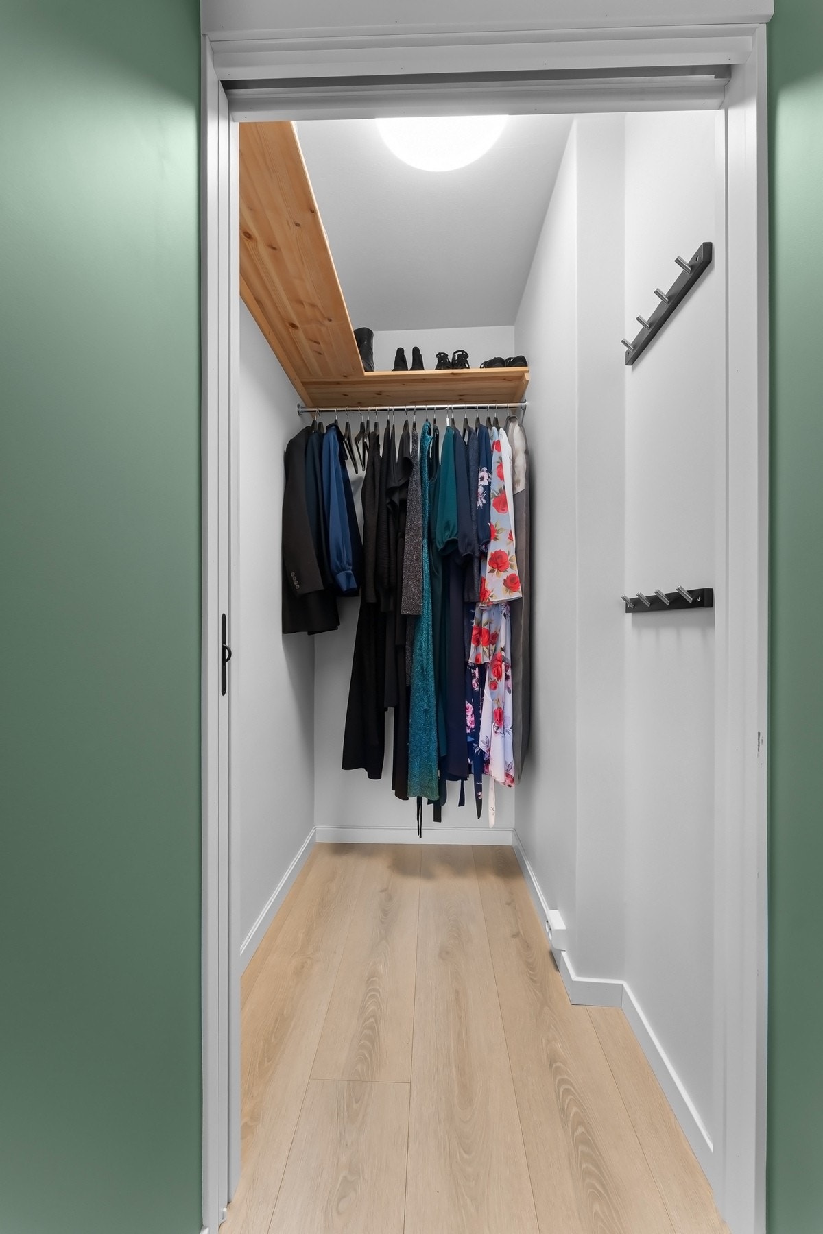 Rommet har også en praktisk bod/walk-in-garderobe med mye god lagringsplass Galleribilde