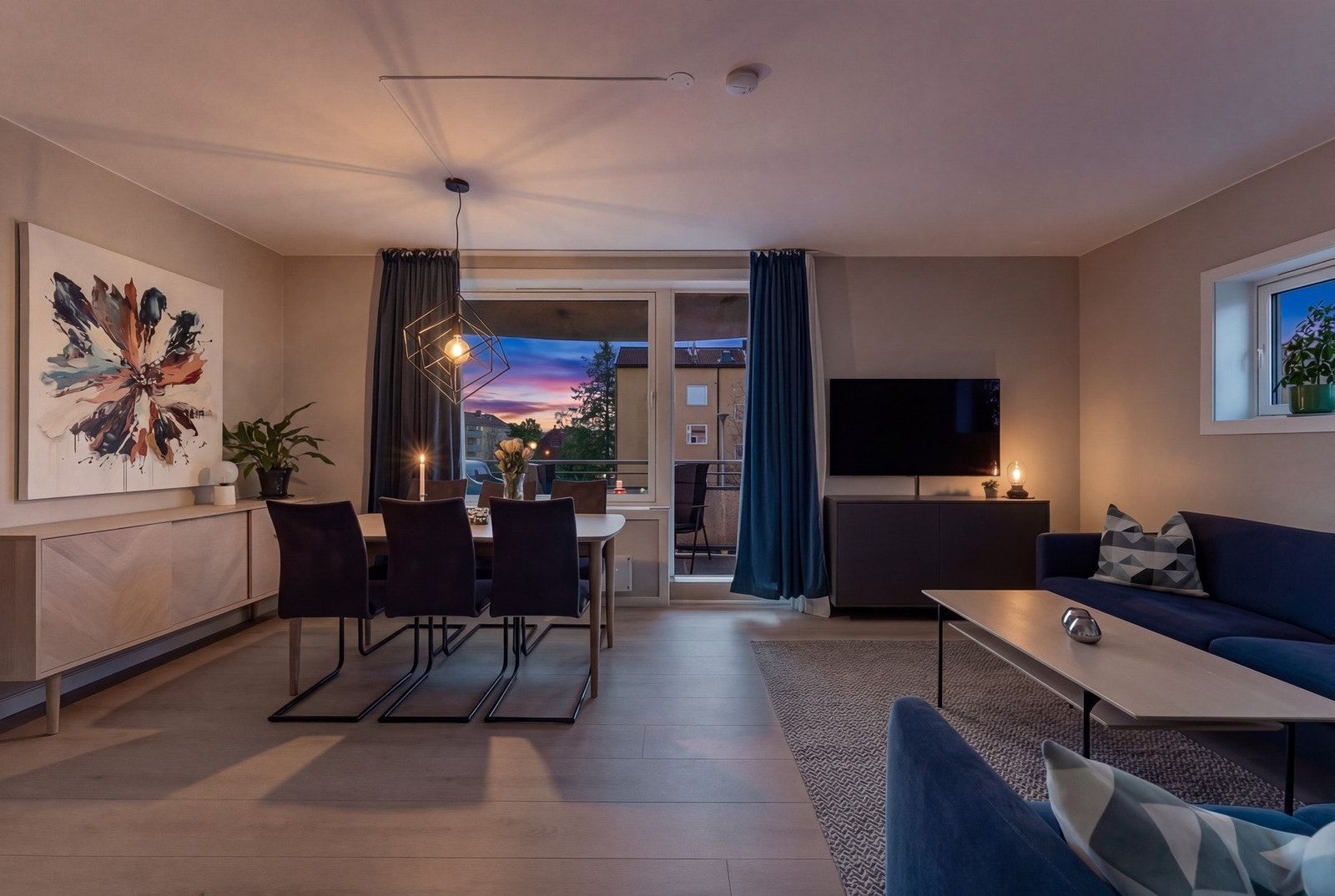 Hele leiligheten er pusset opp i 2021/2022 og fremstår moderne Galleribilde