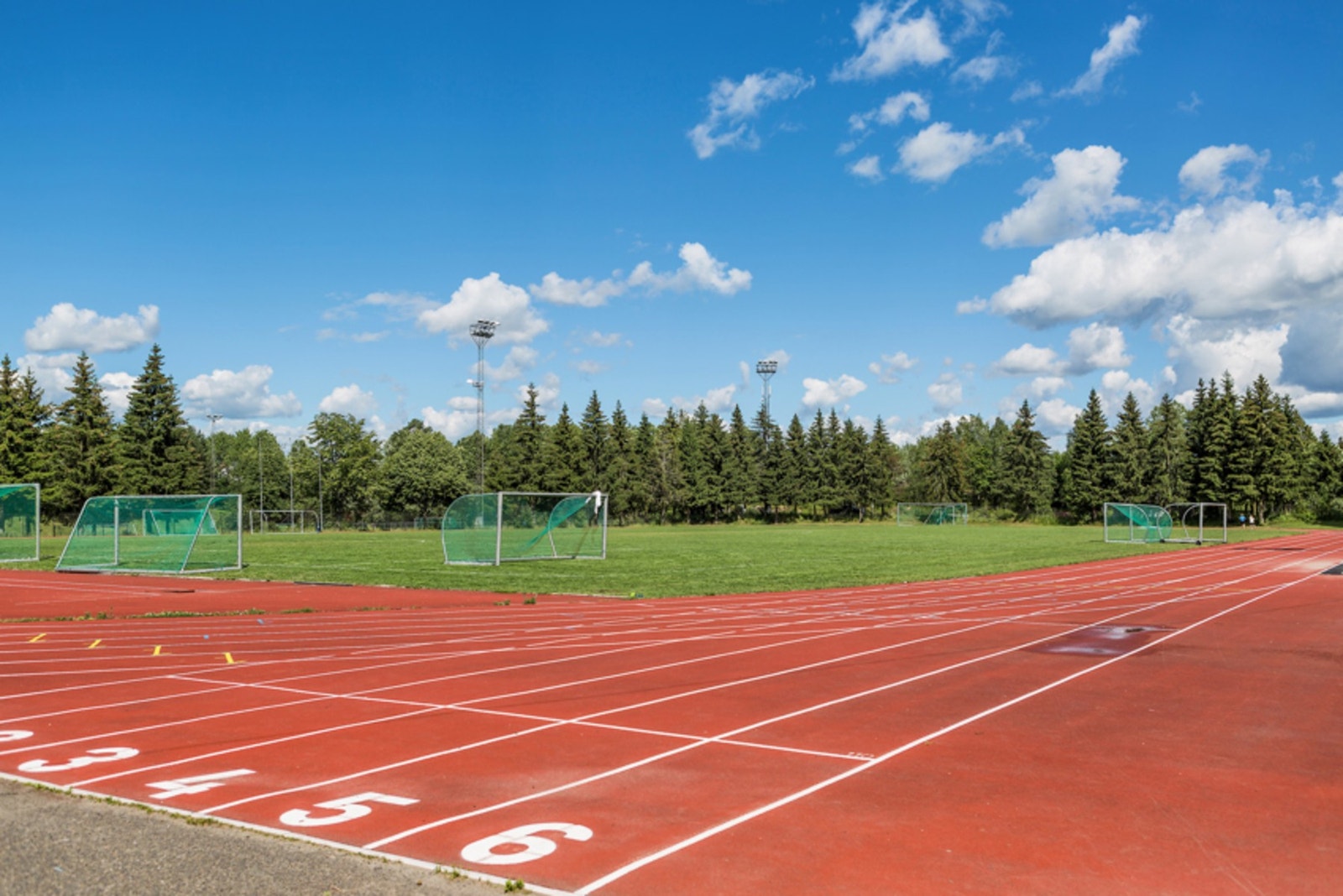 Lambertseter fotball og friidrettsanlegg samt Lambertseter svømmehall ligger ca. 2 minutter fra leiligheten Galleribilde