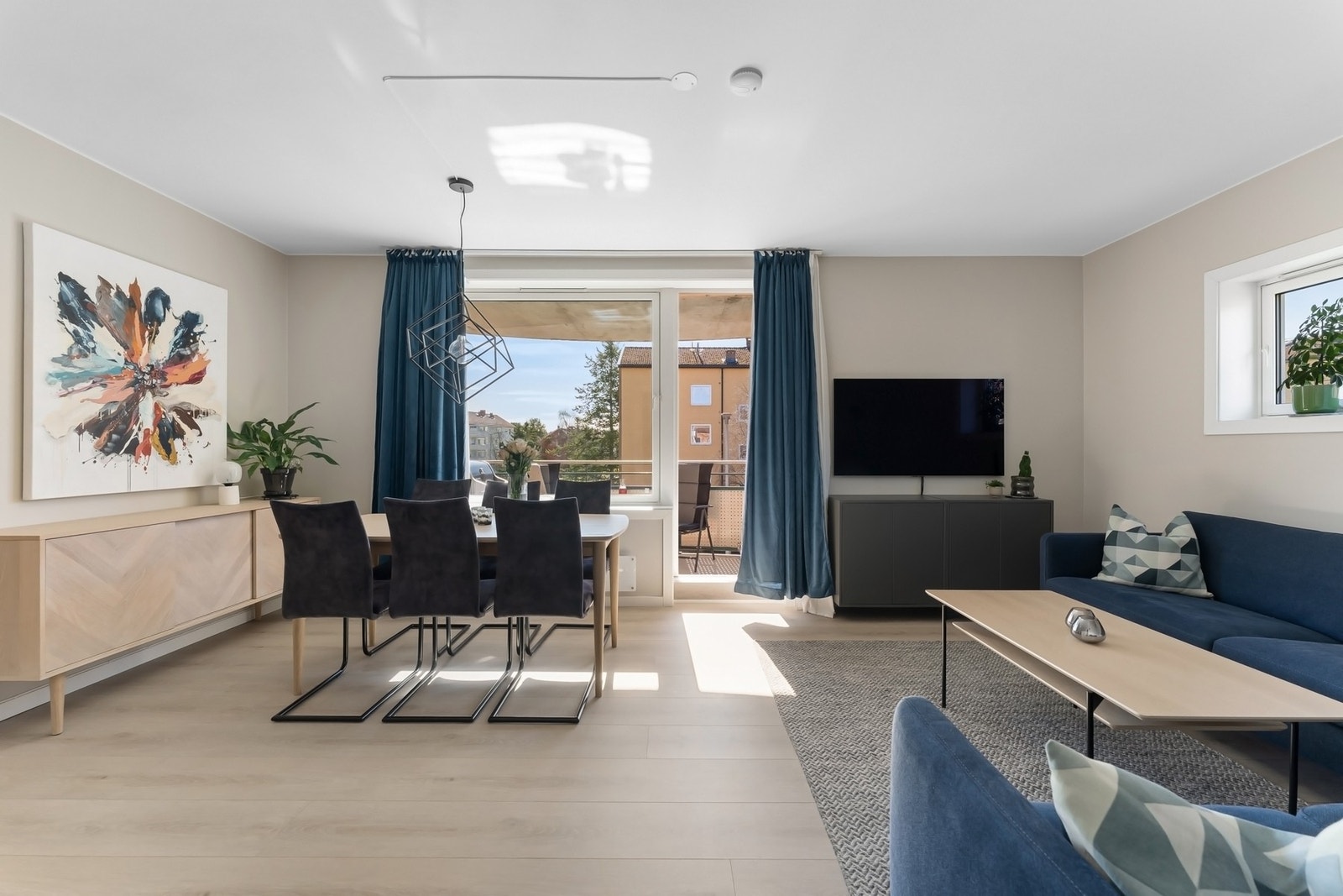 Svært lys hjørneleilighet med store vindusflater Galleribilde