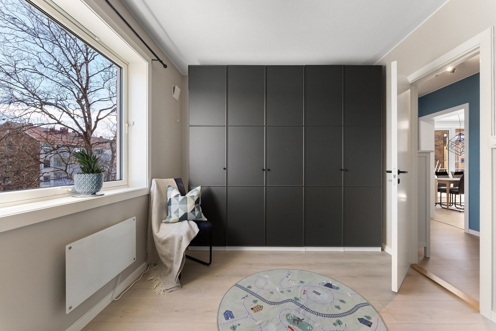 Det andre soverommet har god plass til seng, kommoder og garderobe Galleribilde