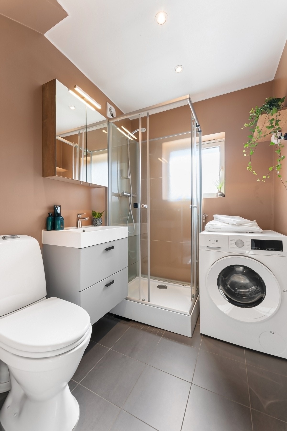 Pent baderom fra 2021 med downlights og varmekabler Galleribilde