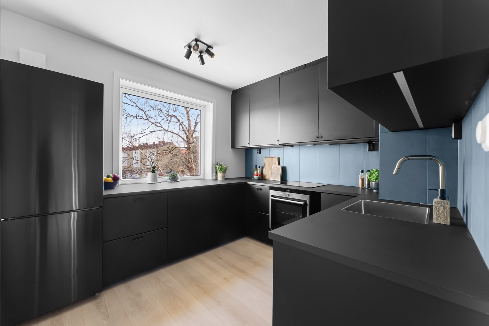 Separat kjøkken med god arbeidsplass, her har man mye benk- og lagringsplass Galleribilde