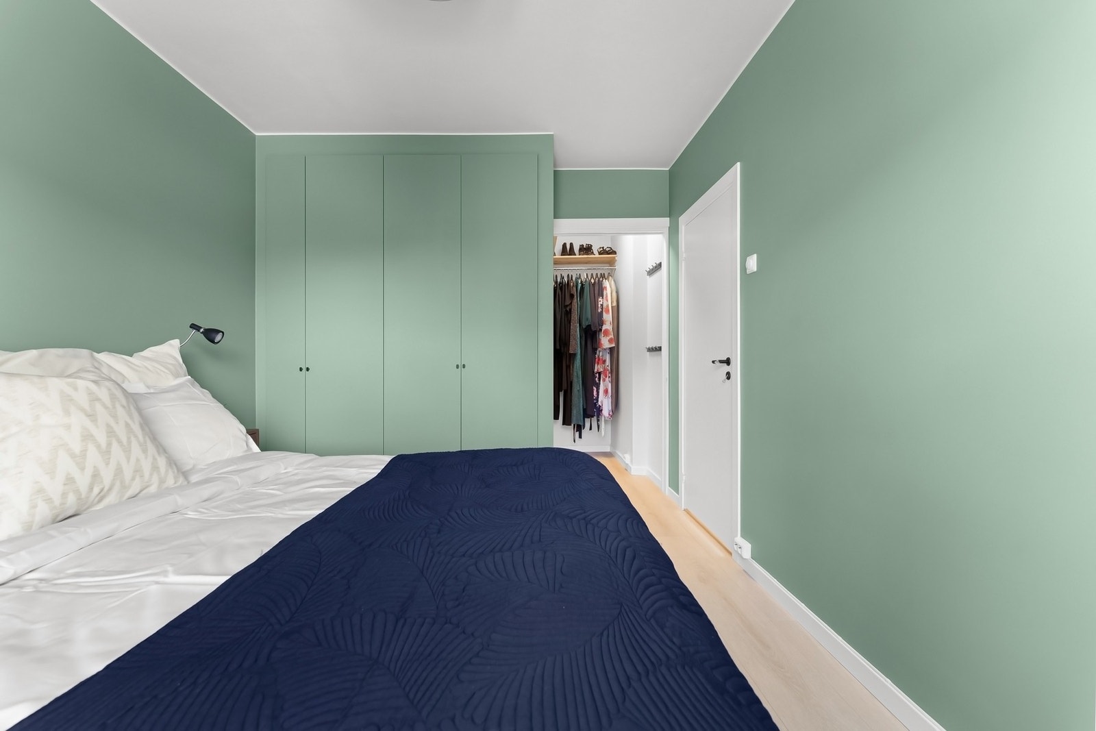 Hovedsoverommet har god plass til dobbeltseng og garderobeskap Galleribilde
