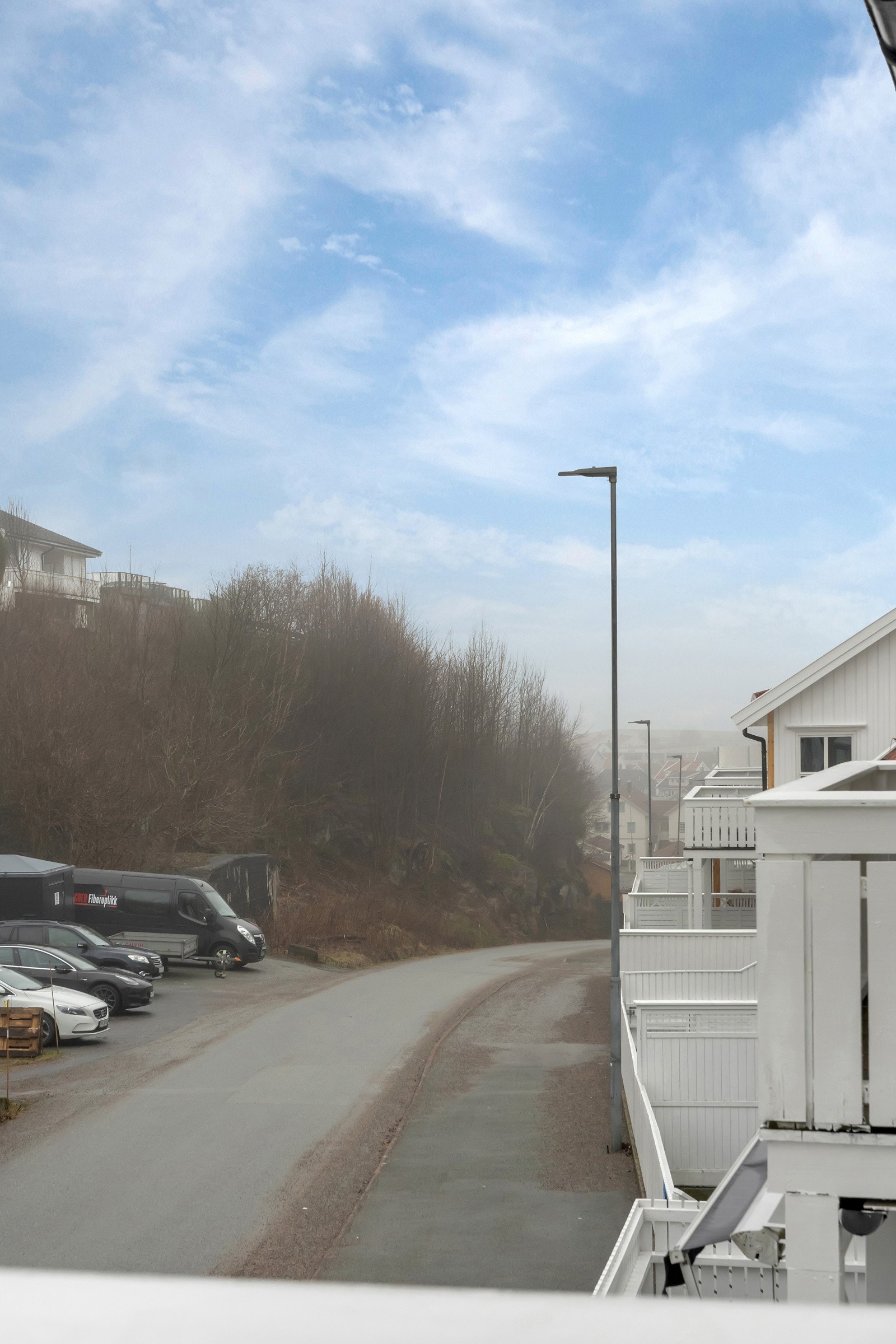 Fra balkongen har man utsyn mot natur og omgivelsene. Galleribilde