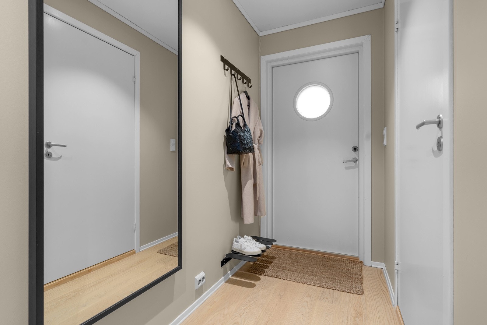 Velkommen inn! Lys og innbydende gang med plass til oppheng av tøy og adkomst til bl.a bad. Galleribilde