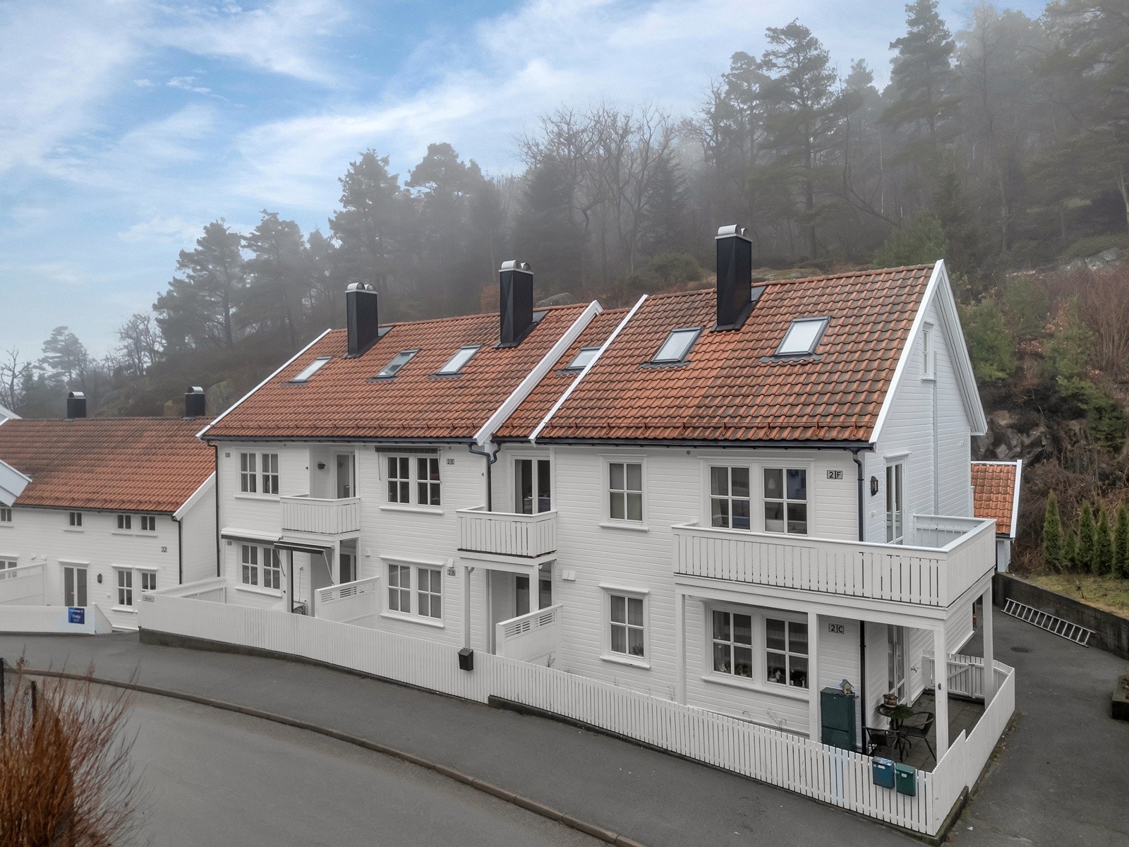 Boligen ligger sentralt i et rolig område nær flere servicetilbud, barnehage, sentrum og flotte turområder. Sykkelavstand til skoler. Galleribilde