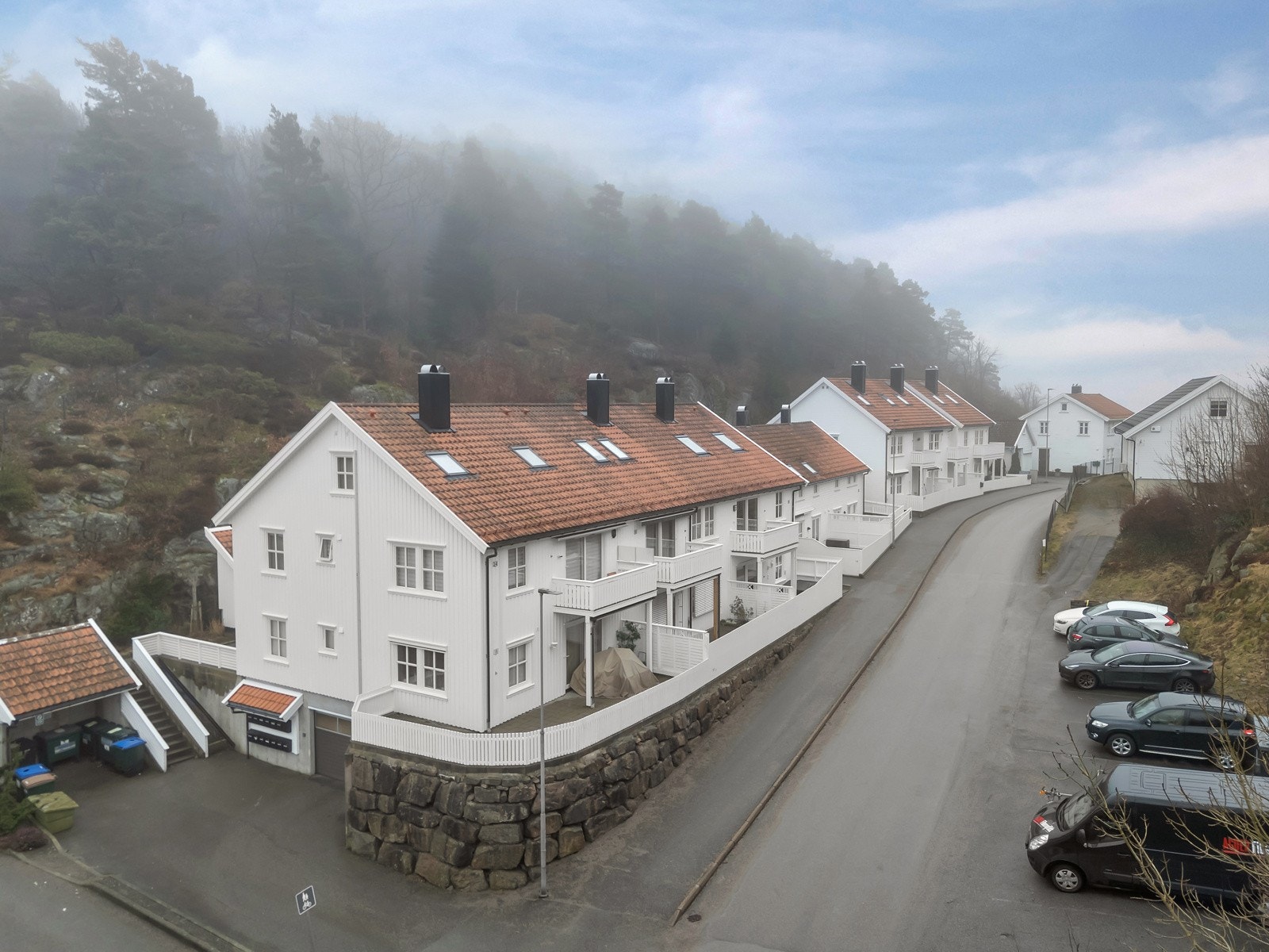 Til boligen hører det med garasjeplass i felles garasjekjeller med innkjørsel i enden av bygget. Galleribilde