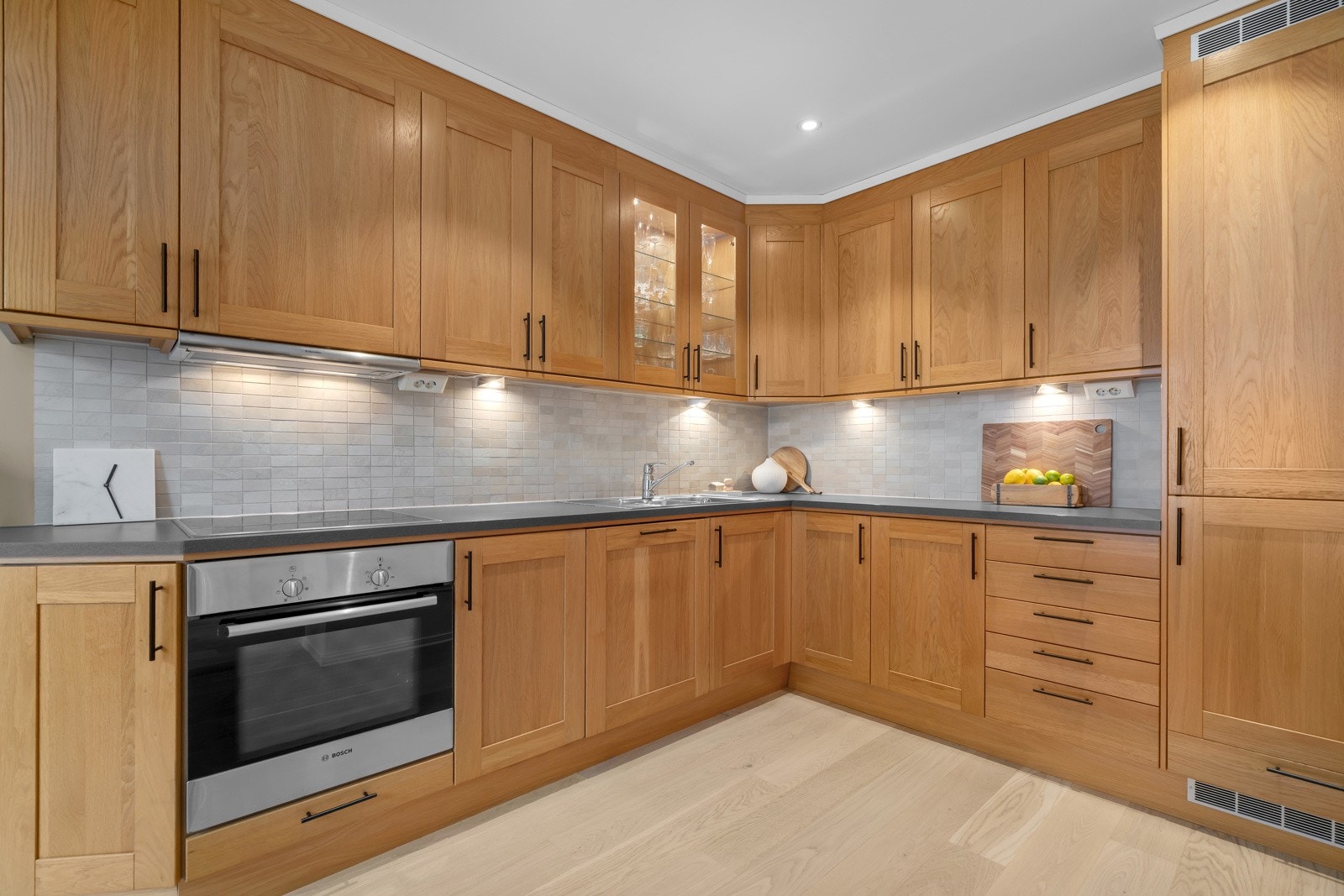 Kjøkkenet er pent med innredning i eik fra Ballingslôv. Galleribilde