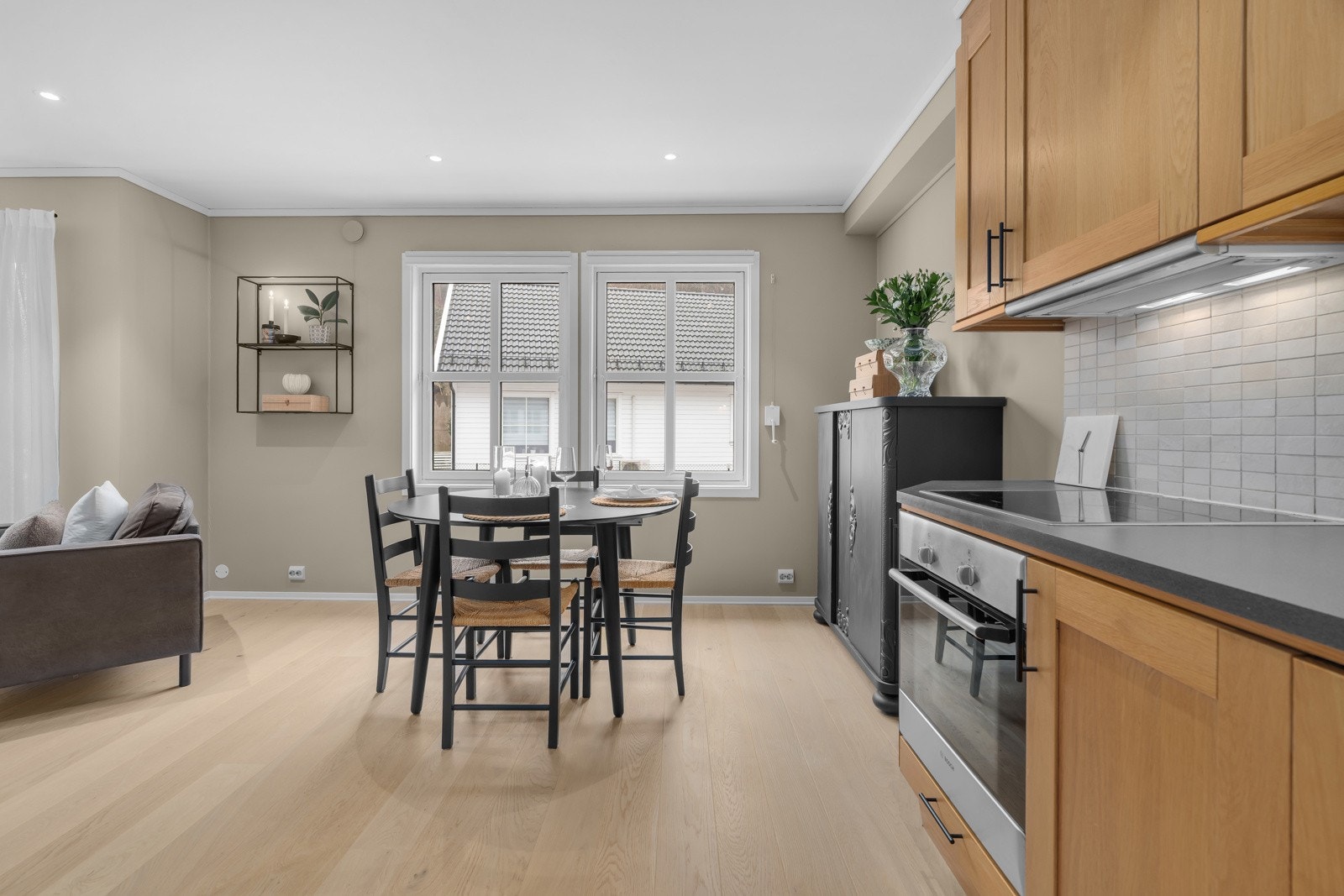 Det er spiseplass ved vinduene i kjøkkendelen. Galleribilde