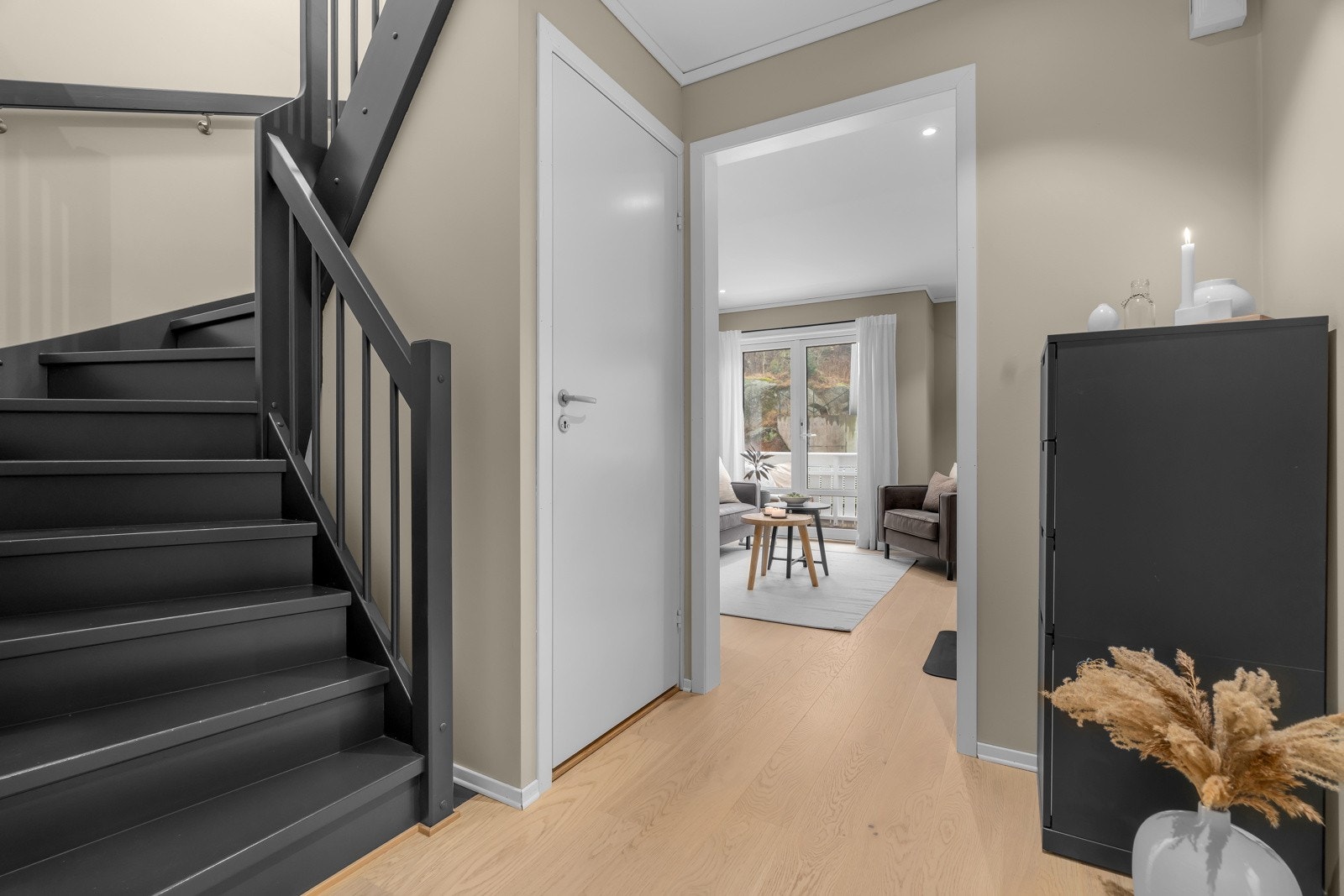 I gangen er det praktisk bod til lagring under trappen samt plass til kommode, konsollbord eller annen type møblering. Galleribilde