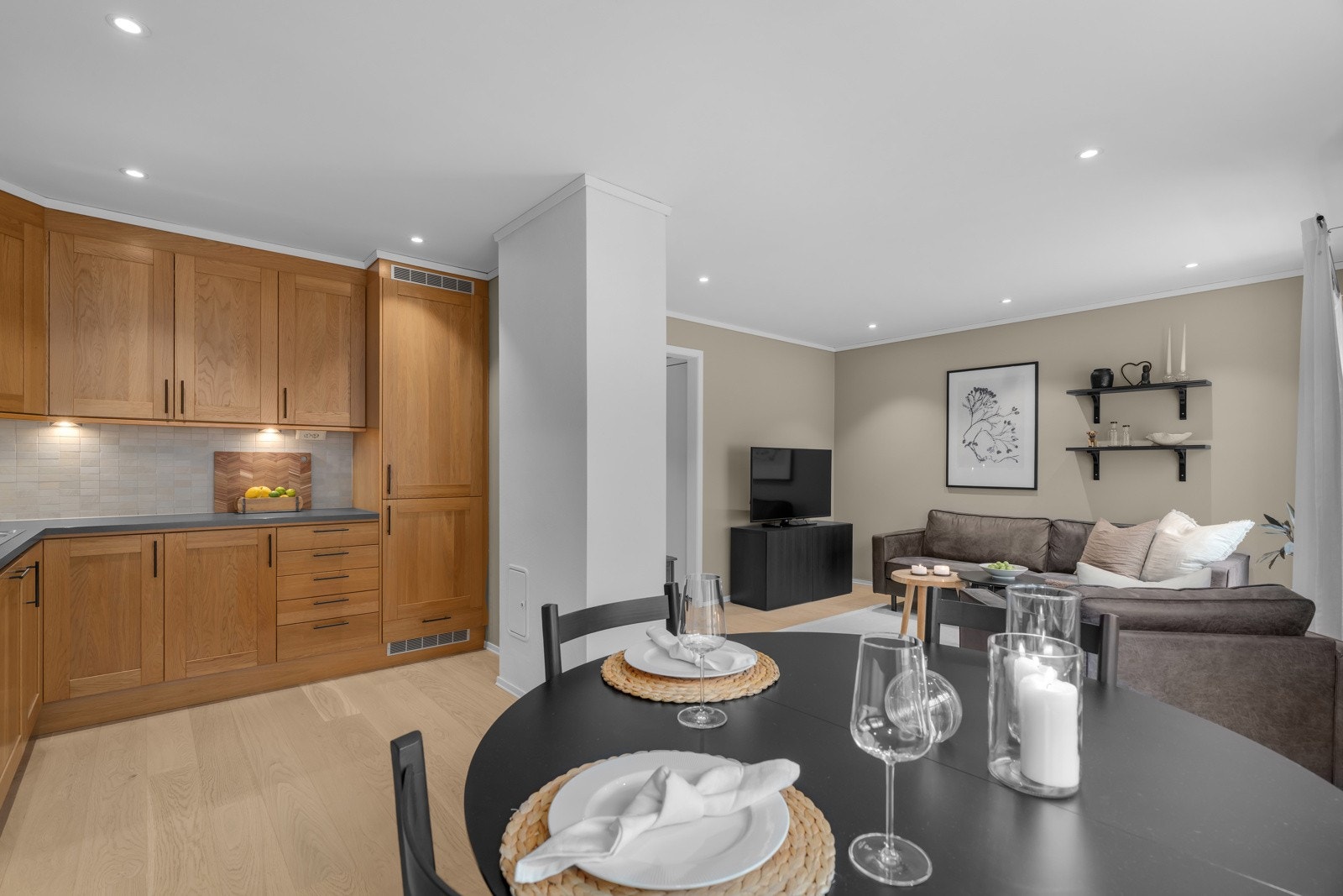 Stuen har en praktisk åpen kjøkkenløsning. Galleribilde