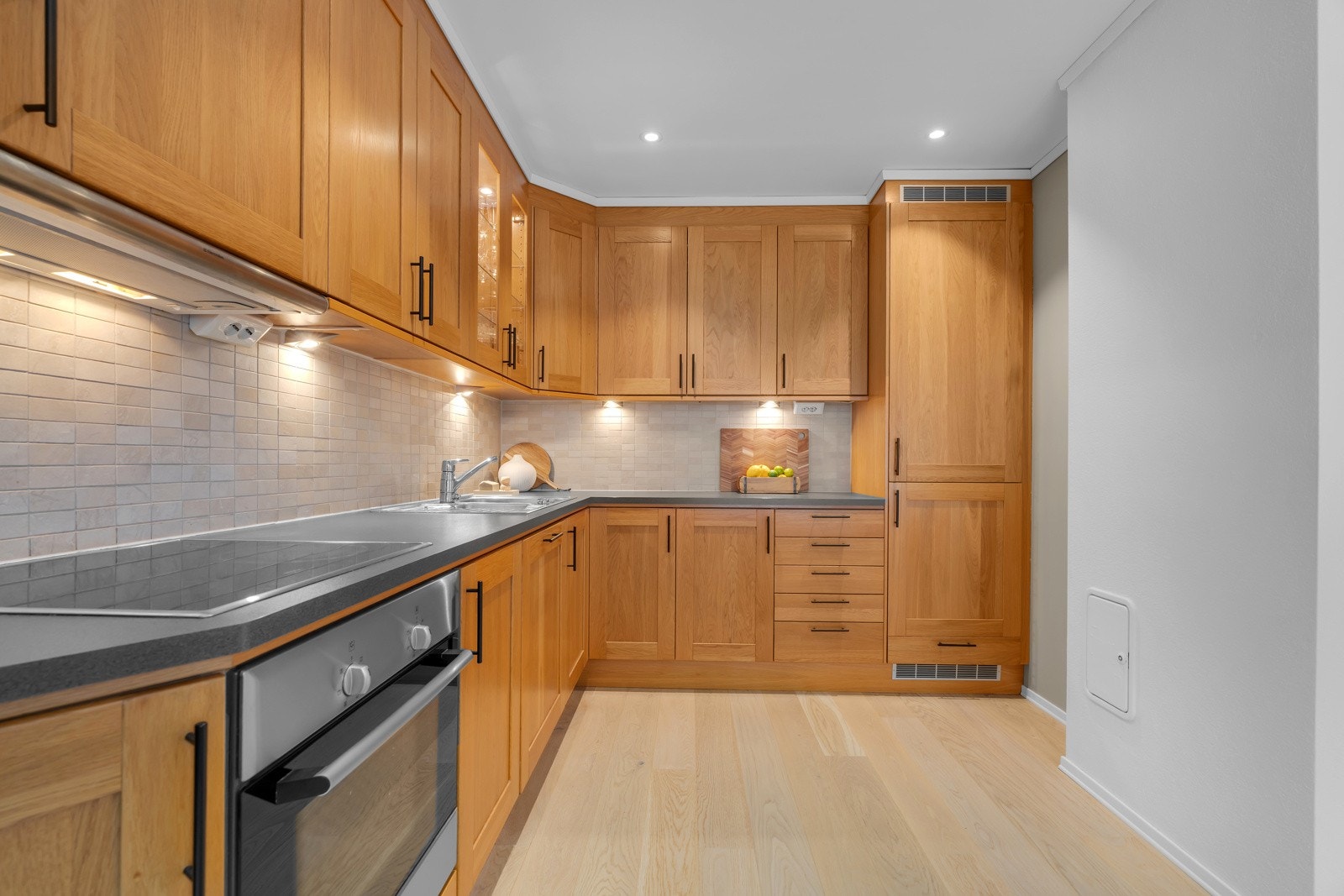 Kjøkkenet har god skap- og benkeplass og integrerte hvitevarer. Galleribilde