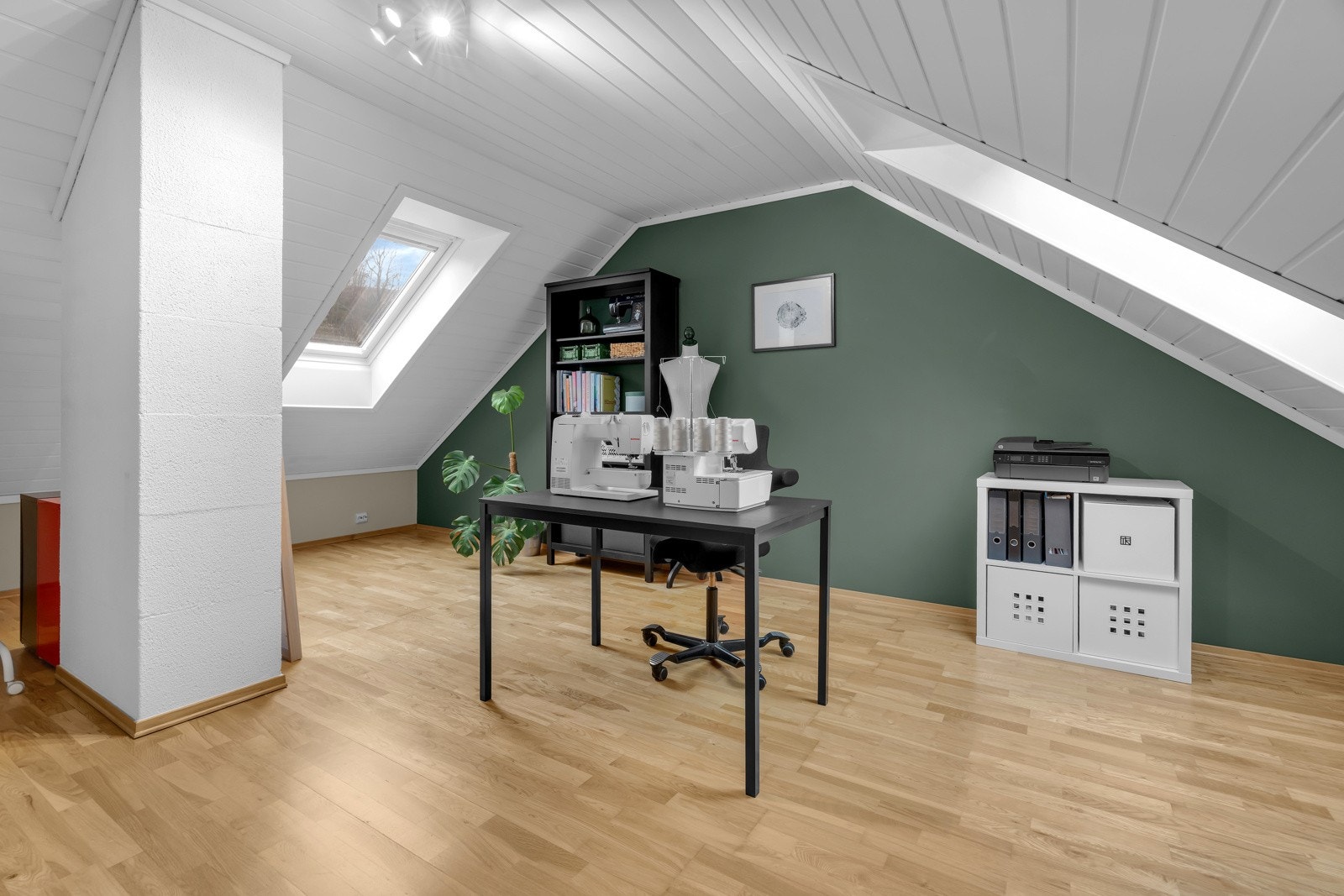 Loftstuen er romslig med Velux-vinduer som slipper inn godt med lys. Galleribilde