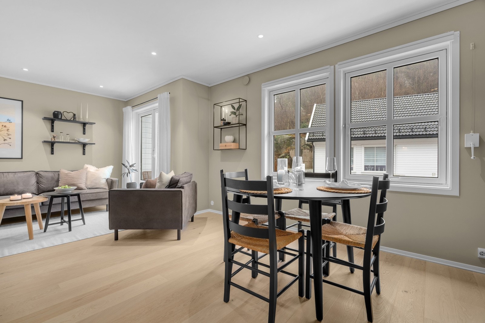 Den åpne kjøkkenløsningen skaper en god og luftig romfølelse. Galleribilde