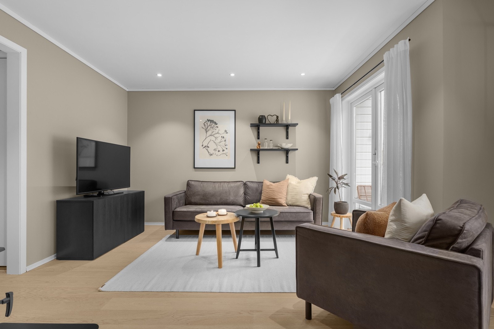 Stue/kjøkken er malt i en tidsriktig farge og har det samme flotte gulvet som i gangen. Galleribilde