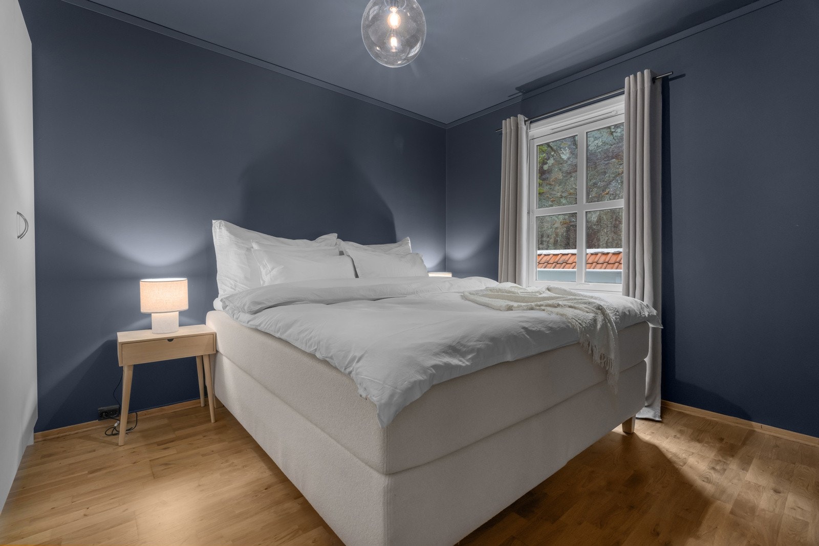 Soverommet er romslig med plass til dobbeltseng. Galleribilde