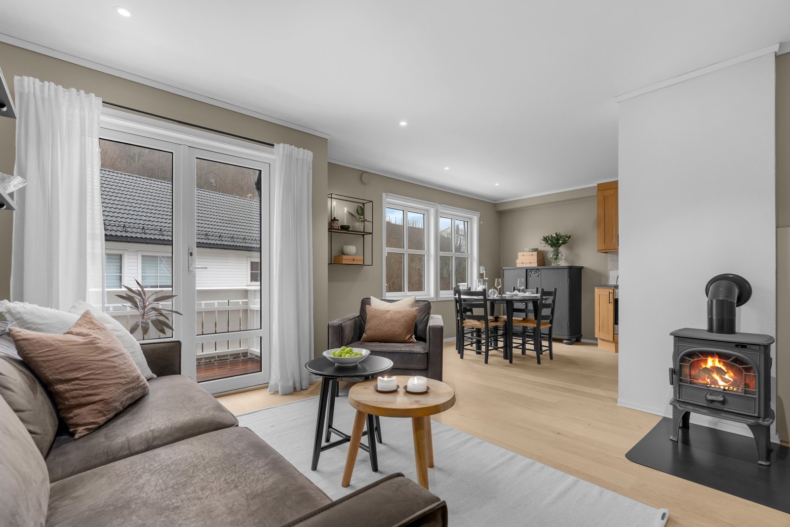 Boligen er velholdt med nyere enstavs parkettgulv i gang og stue/kjøkken samt malte overflater i alle rom. Nye spotter i tak i flere rom. Galleribilde