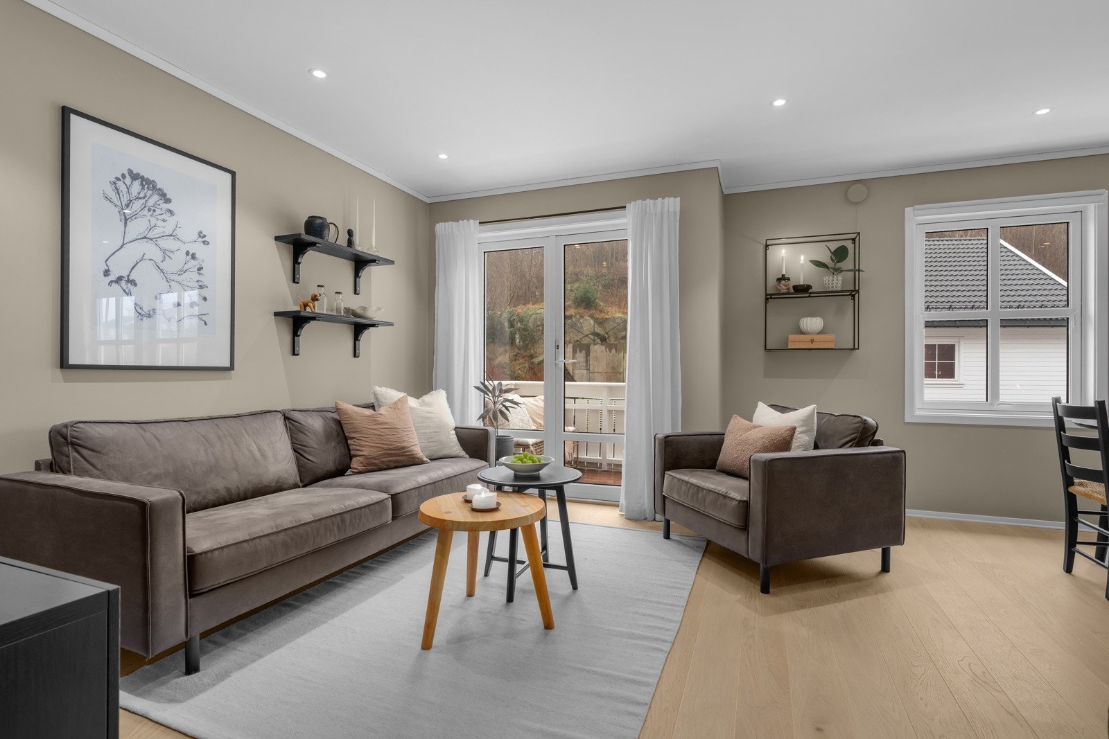 Stuen har store vindusflater med utgang til balkong. Galleribilde