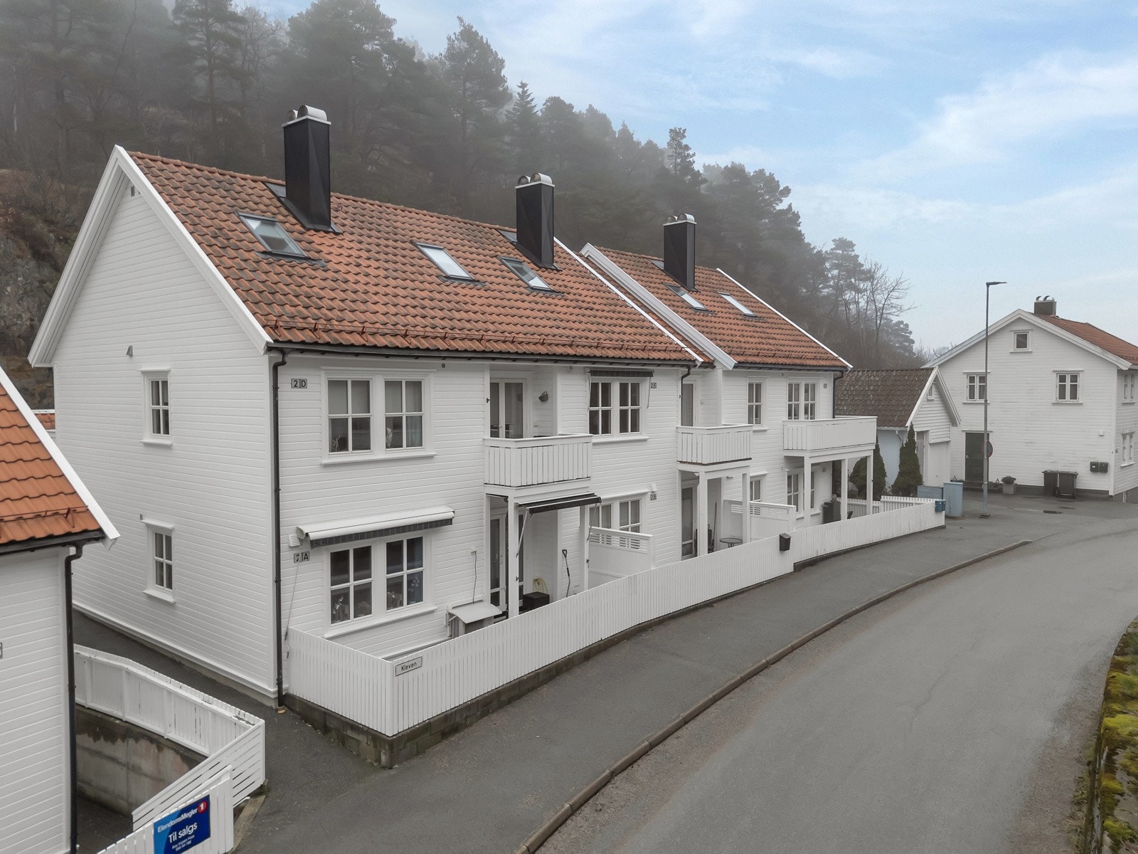 Leiligheten vender mot gate med lite gjennomgangstrafikk og bare noen meter fra stier som fører til Kua, Nodeviga, Kalven m.m. Galleribilde