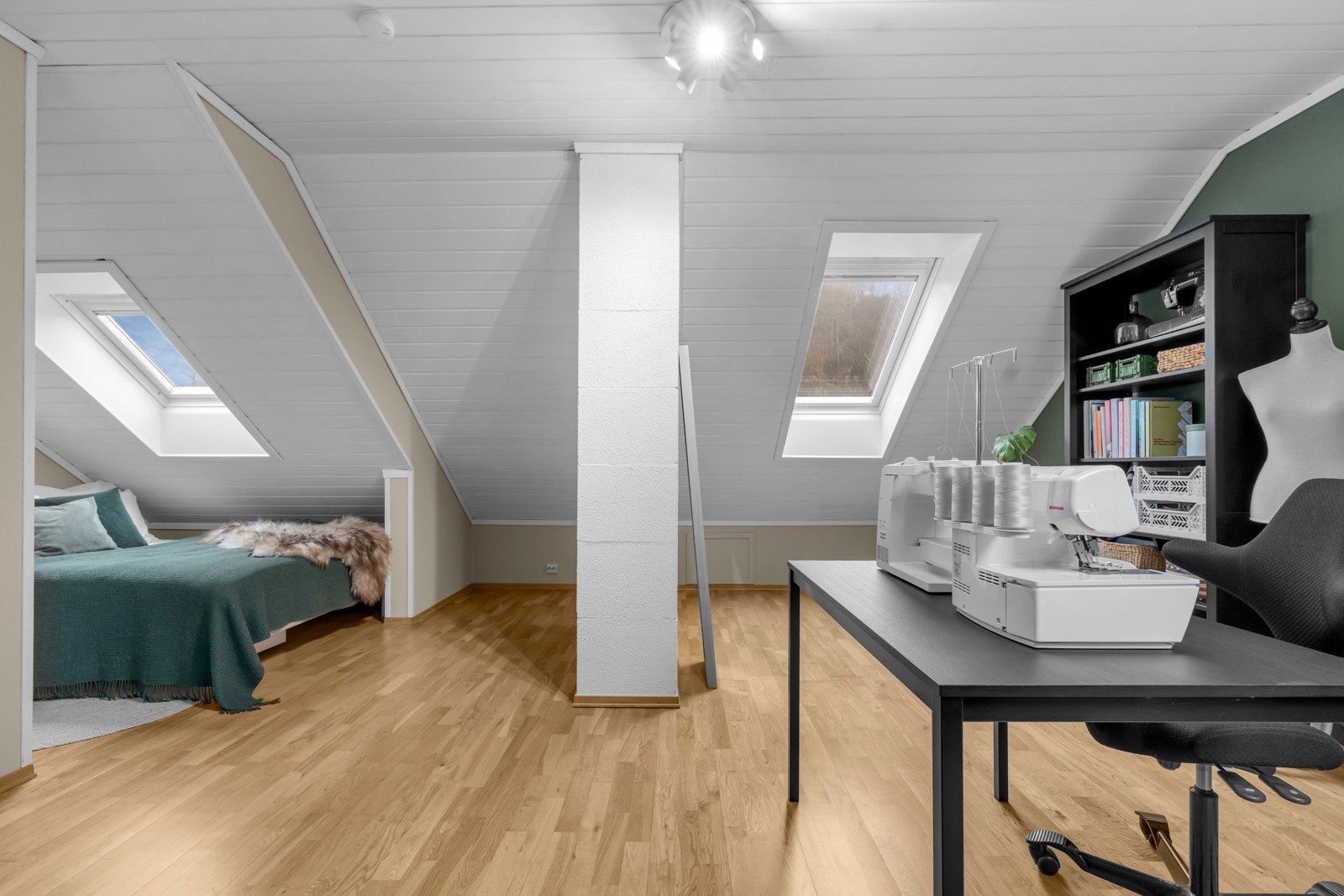 Trappen fra gangen fører opp til loftsetasjen med stor loftstue/soverom. Galleribilde