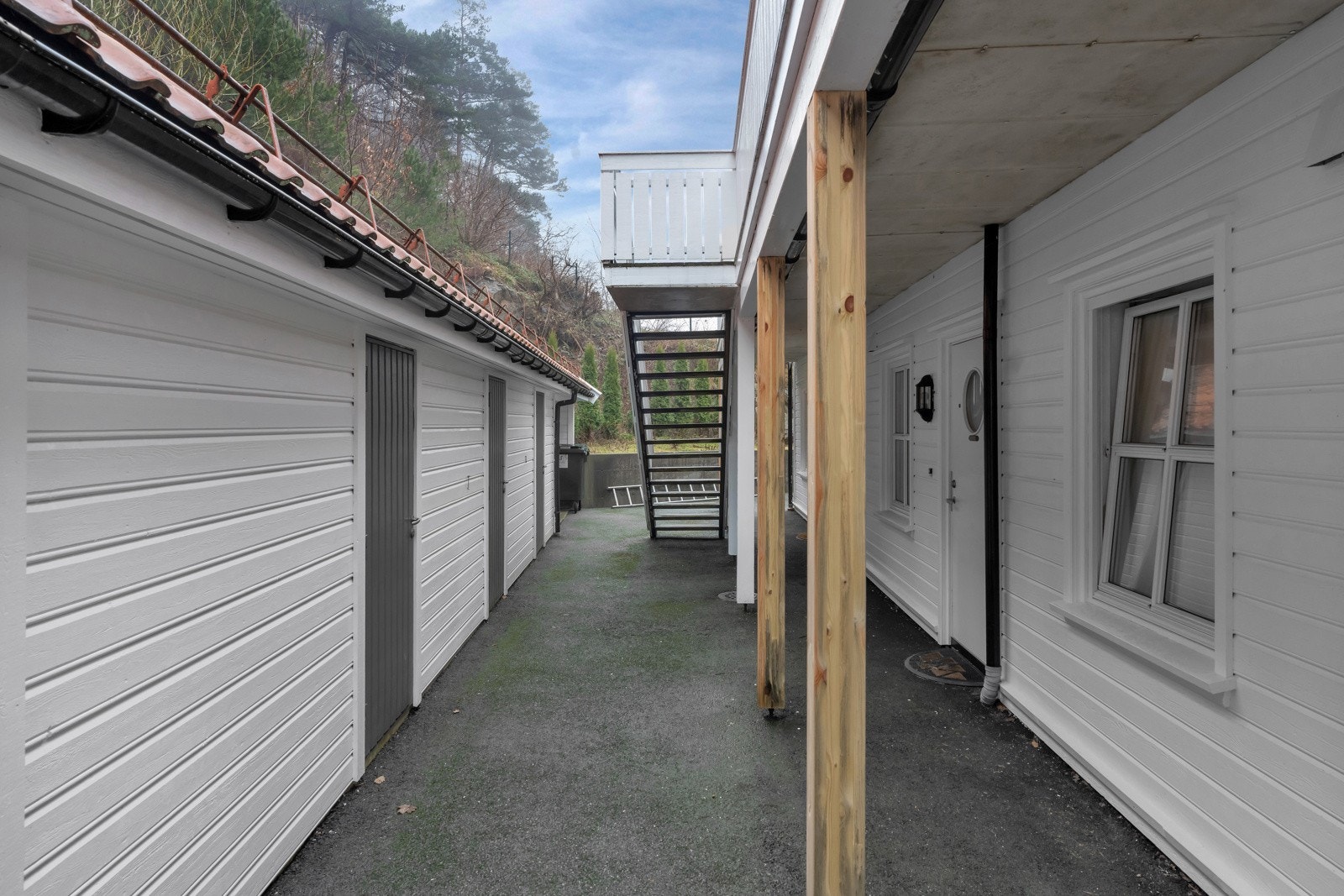 Det hører også med praktisk utvendig bod i fellesrekker bak bygget. Galleribilde