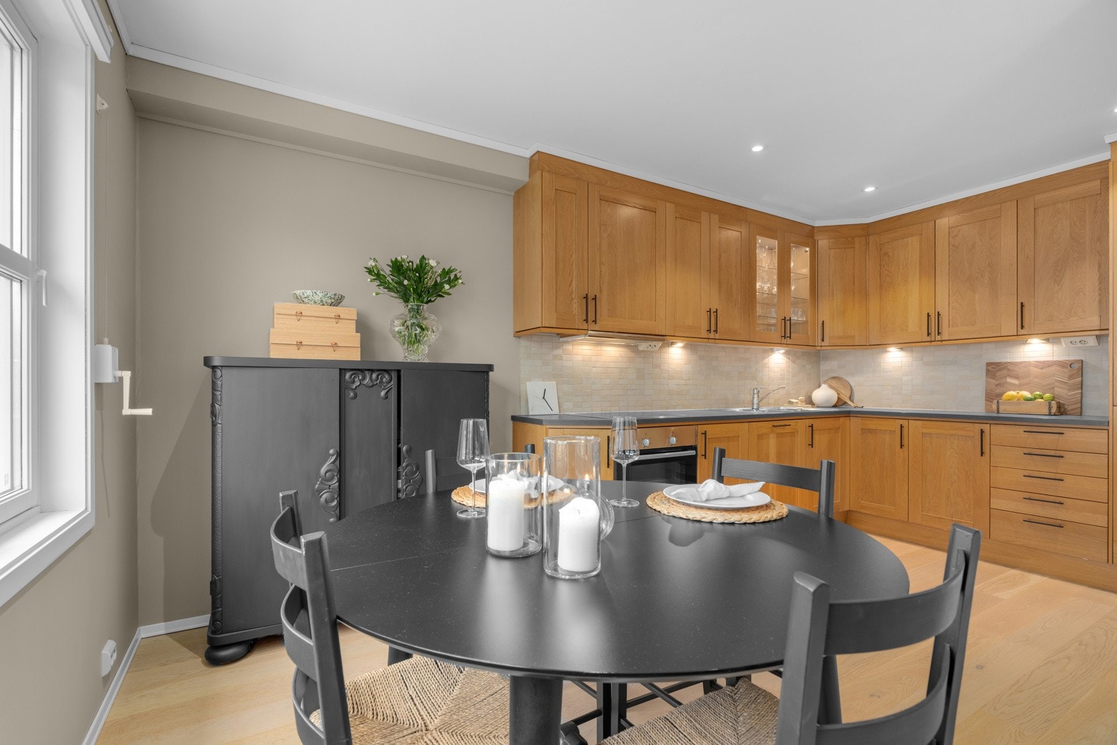 Boligen har en åpen kjøkkenløsning hvor det er god plass til spisebord i kjøkkendelen. Galleribilde