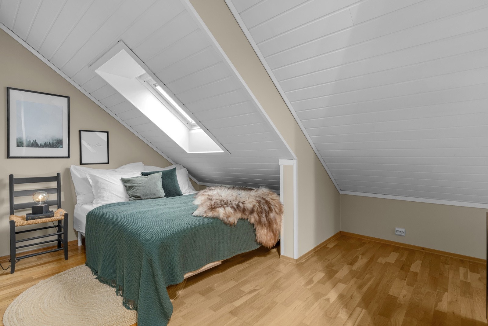 Loftsrommet er på godkjente plantegninger tegnet inn som soverom og arbeidsrom. Galleribilde